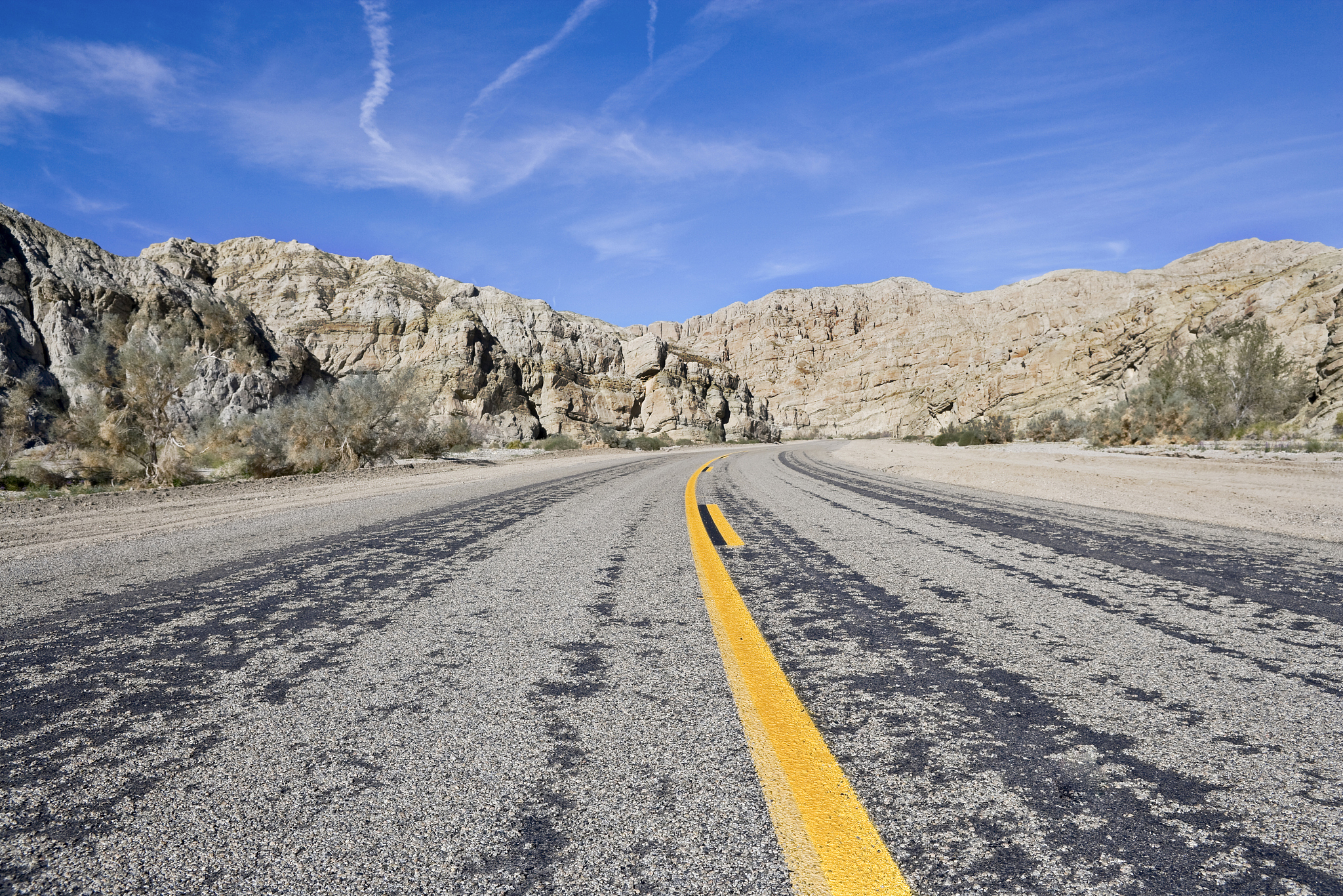 请润色一下内容 实验中采用的滚动轴承数据来自美国凯斯西储大学轴承数据库很多故障诊断领域的专家学者在进行实验研究时都采用此数据集4344。轴承试验平台如图4-1所示主要包括三部分左侧的15kw的３相感应电机通过自较准联轴器与中间的压力传感器编码器相连右侧是一个功率测试计电机的负载由风机来调节轴承运行在0、1、2、3马力的负载下分别对应1797rmin、1772rmin、1750rmin、1730rm