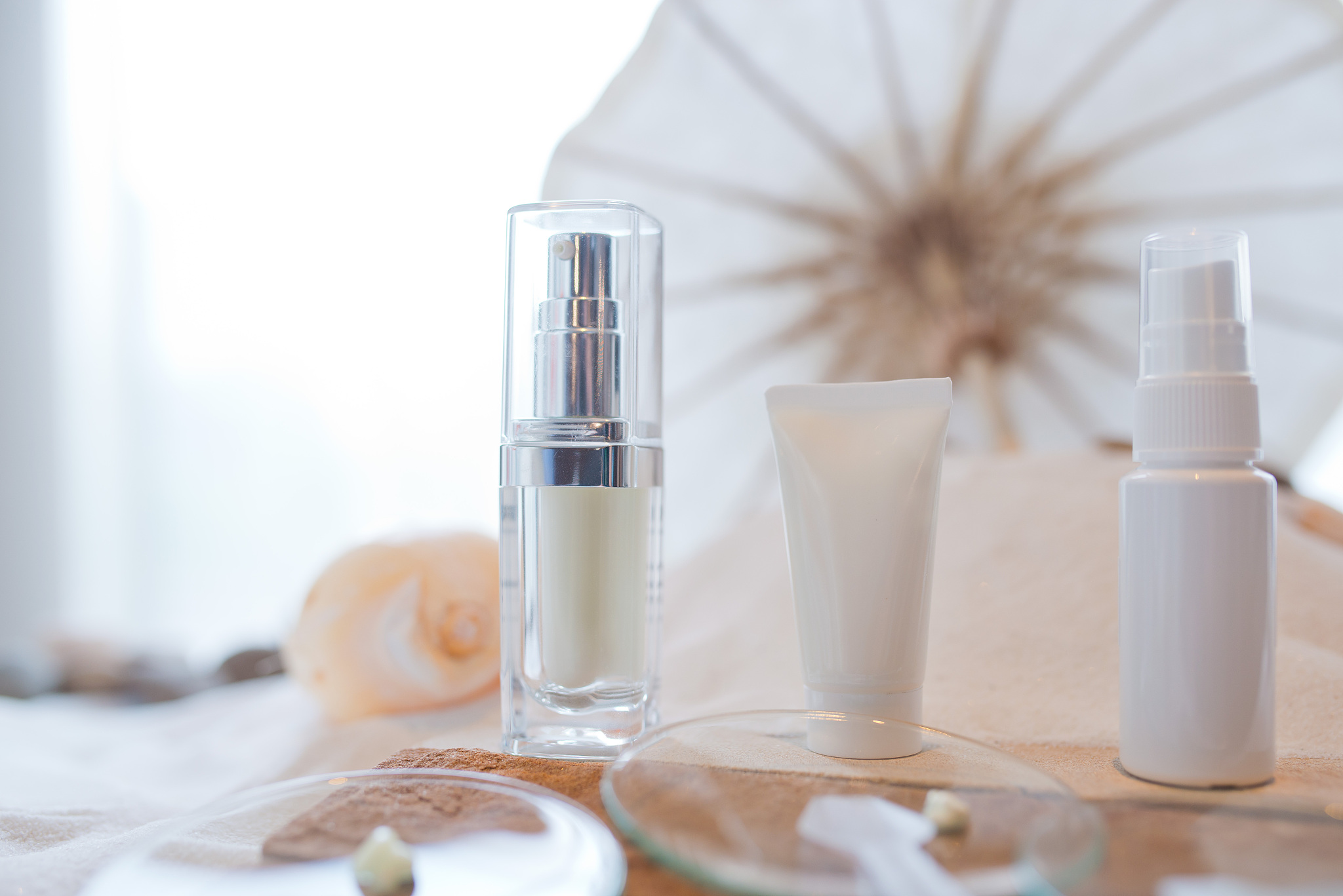 抗糖小白瓶精华液收到了快递很慢很久才收到包装破损压扁了撒出来一些心情很不好。使用起来新升级烟酰胺美白科技能充分补水。打开香味很好闻稠稠的白色露状看起来就很好的精华液。有烟酰胺成分可以美白而且也比较润真的很好用。 包装的 外观很好看瓶子拿着很有质感瓶盖轻轻一旋按钮就会弹起操作很方便的。我个人觉得这个产品很不错这款精华液真的很好用我是干皮肌肤擦脸上一点也不油腻吸收特别好。 小白瓶很适合干皮女生用用完