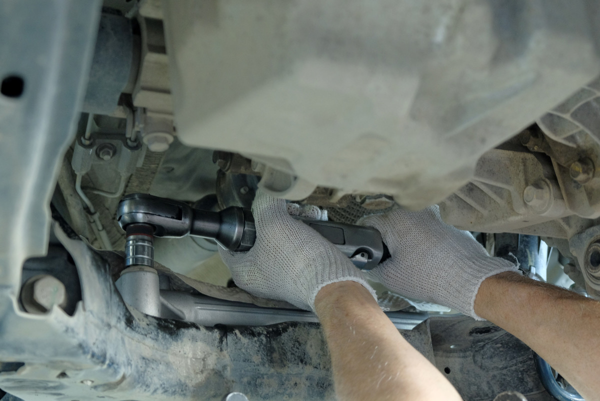 汽车不加油底盘响？霸道底盘发出轰隆隆响声的原因及解决方法