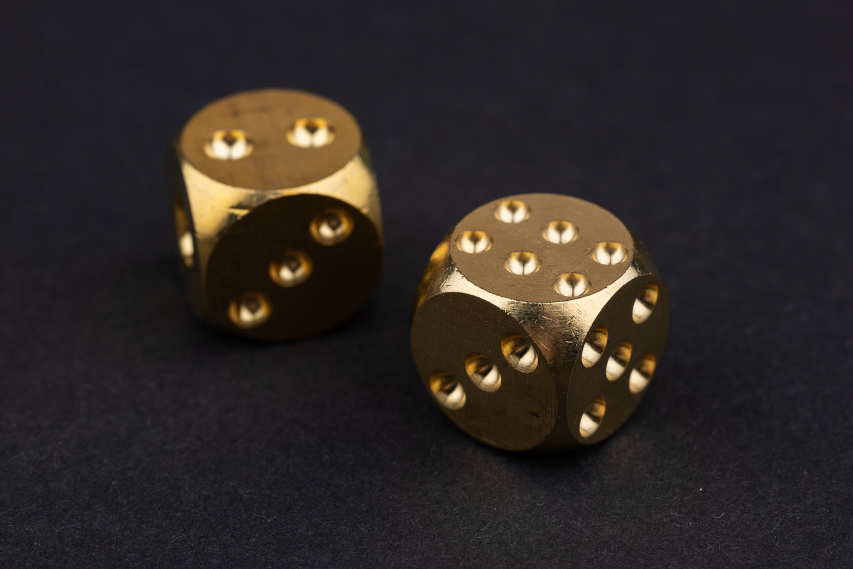 经典黑色游戏塑料骰子：耐用、清晰、轻便，尽享游戏乐趣！