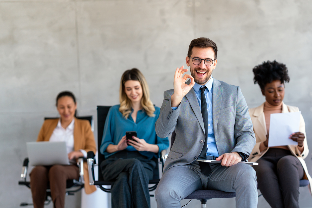 写一篇如何在职场文化中建立良好的人际关系？