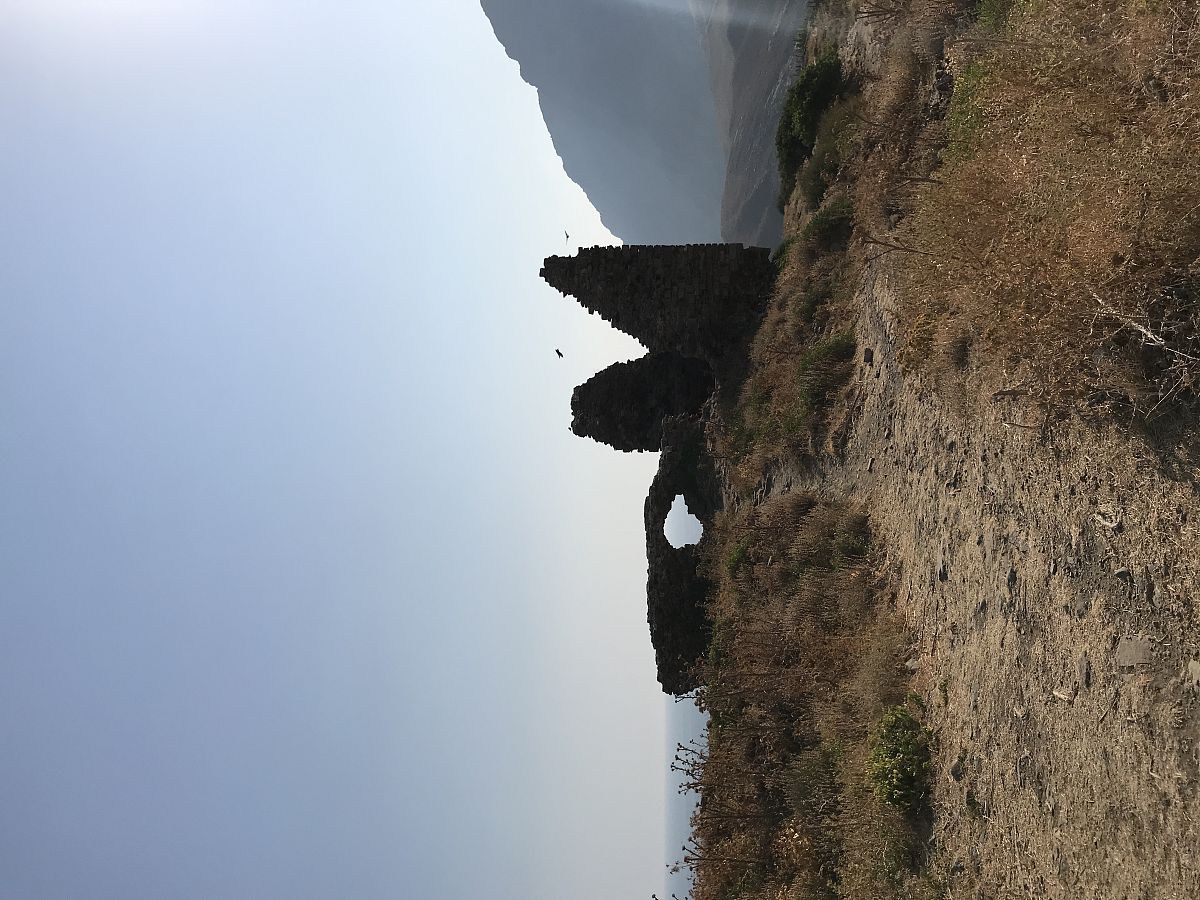 帮我编辑一份攀登武当山顶表达敬天爱人的文案