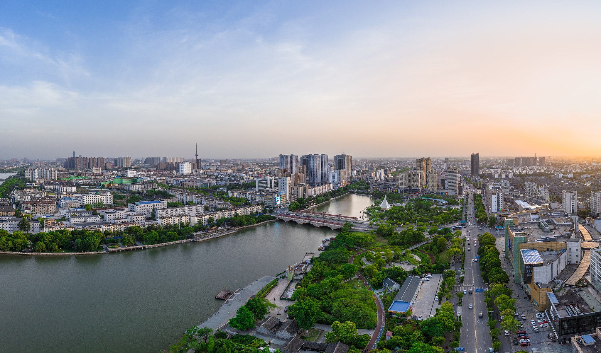 江苏泰州凤城河鼓楼大桥日落