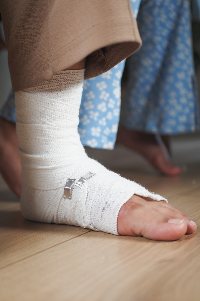 穿高跟鞋摔倒脚踝肿怎么办？ - 扭伤处理方法及预防建议