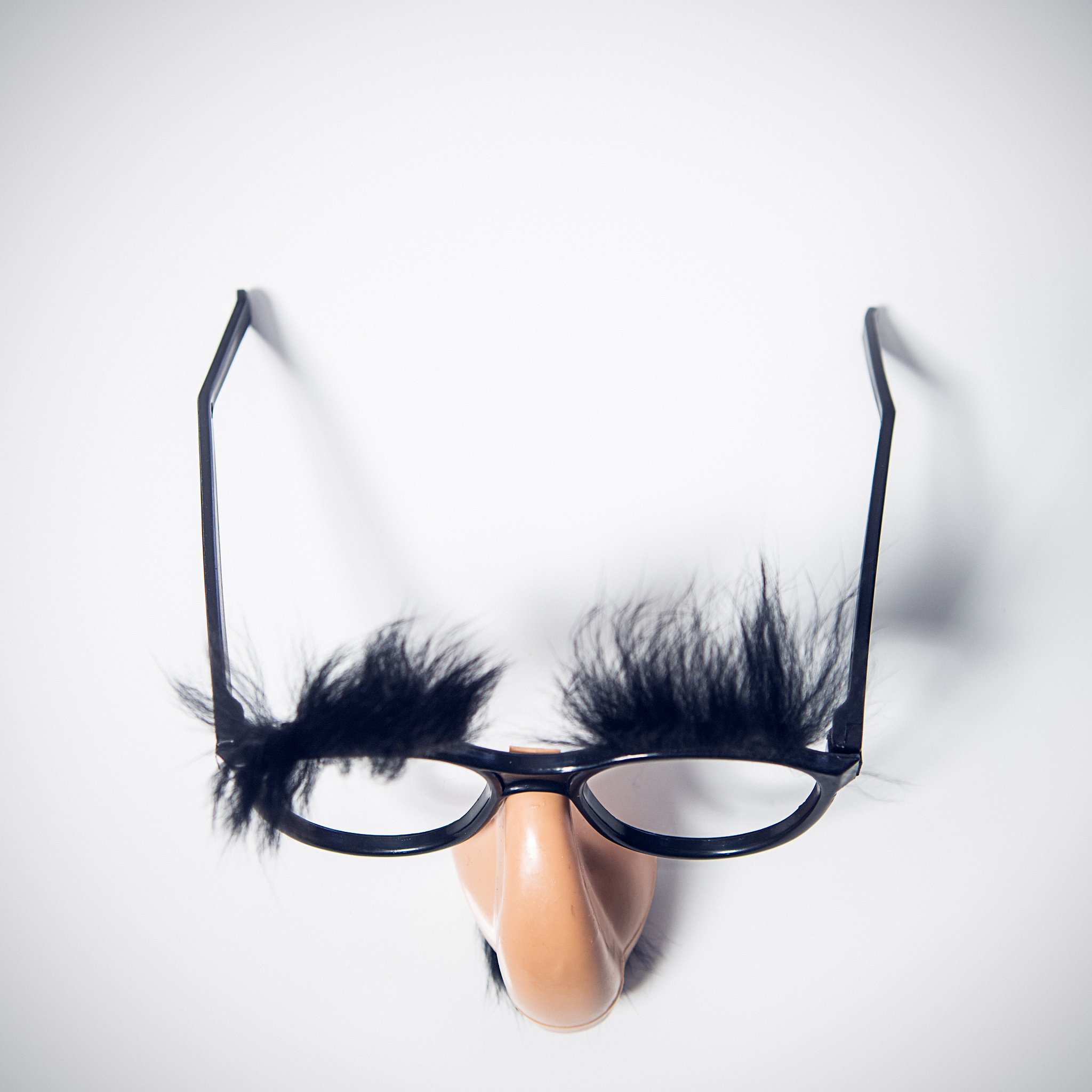 用以下内容作为主题编写一片时尚资讯查重不能太高不少于五百字：【AMBUSH 新款 3D 打印眼镜】形似昆虫复眼的巨大圆形轮廓带来了夸张的造型配合上炫亮且富有未来科技感的蓝、粉、黑、银四色镜架营造出极具视觉冲击力的整体效果；值得一提的是本次新款眼镜全部采用 3D 打印技术配合人工手作完成也体现出 AMBUSH 在前沿科技运用与时尚设计融合方面的探索。