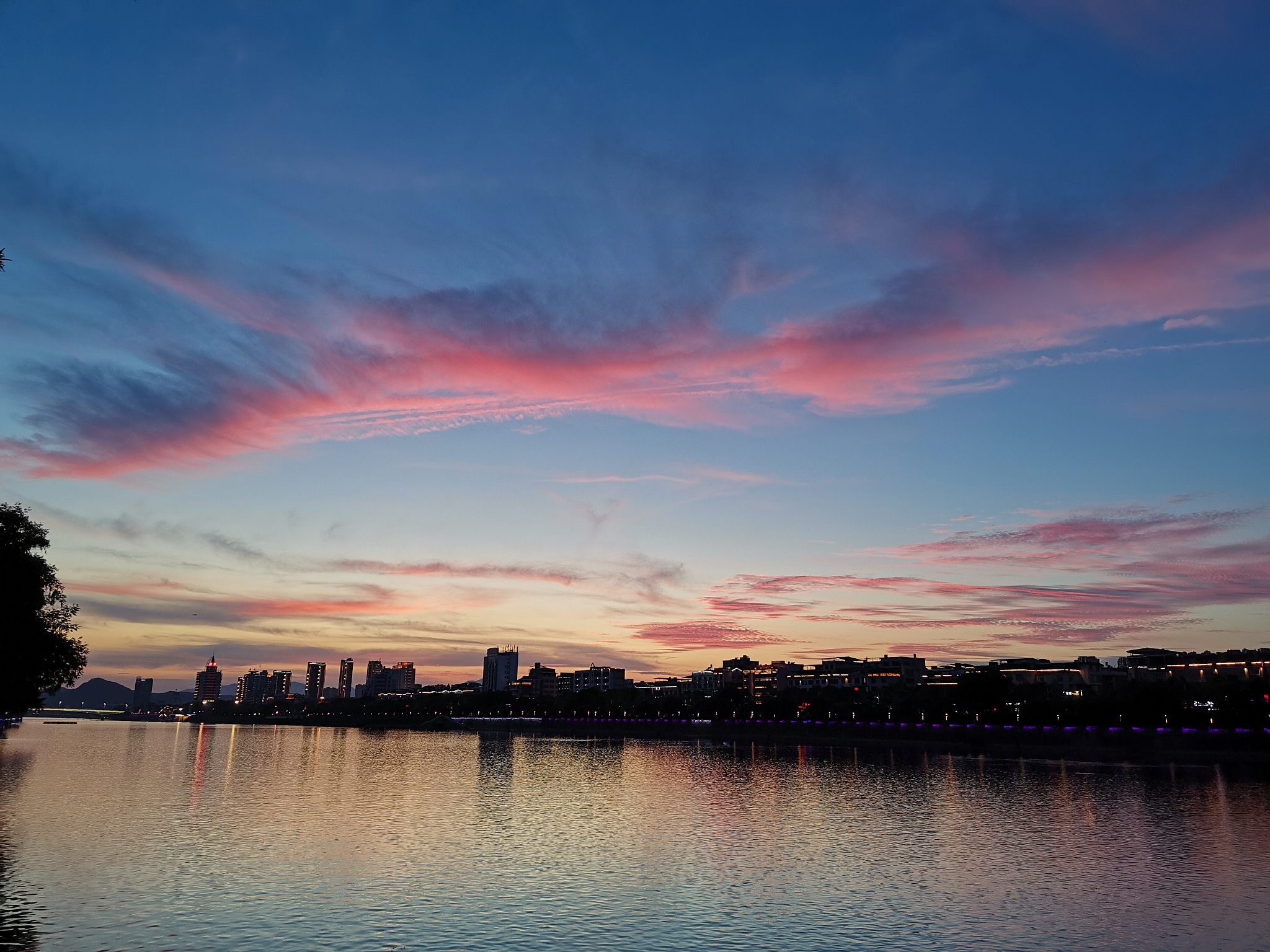 用 '既...又...既...又...' 描写秋天的句子