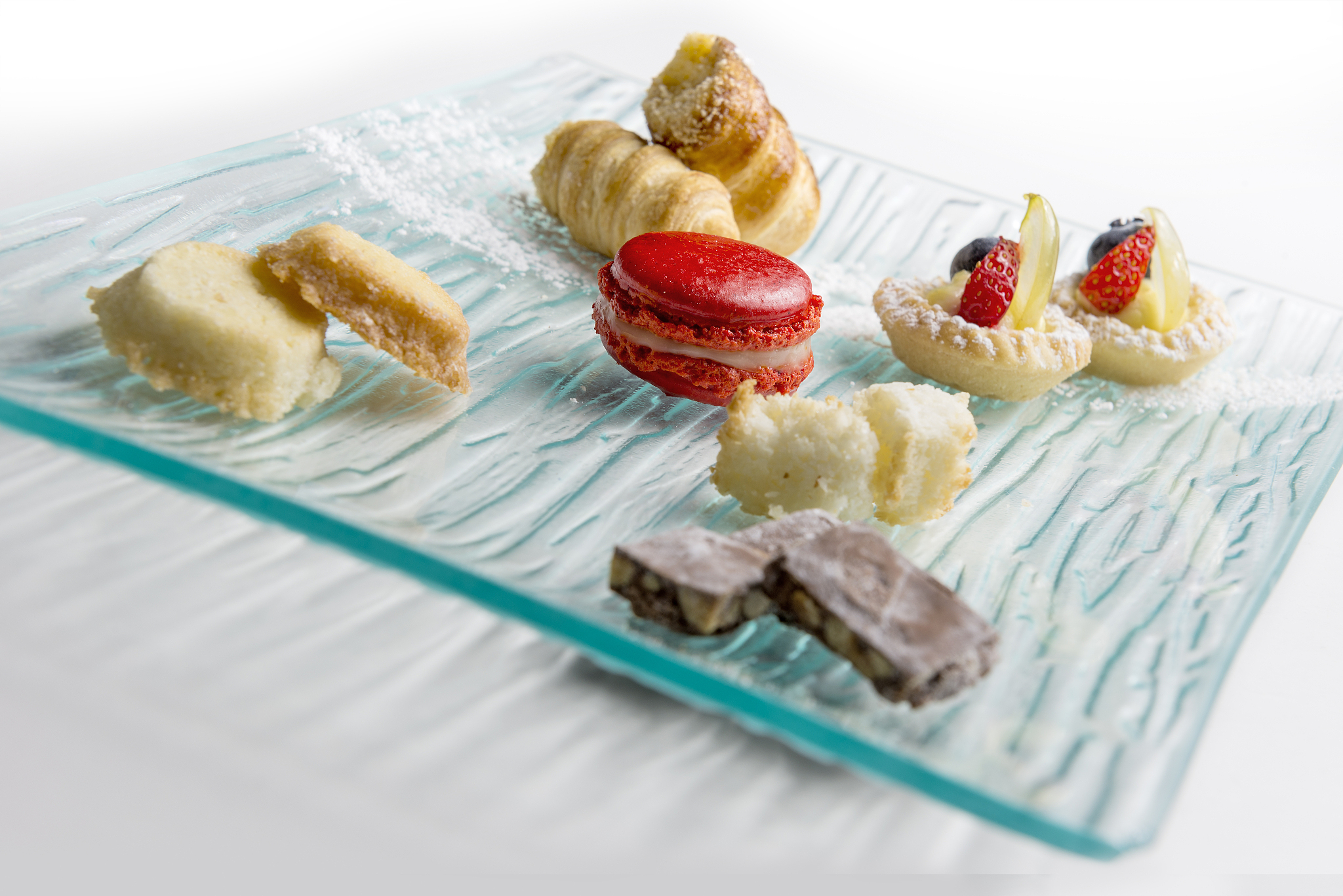 plate with small pastry