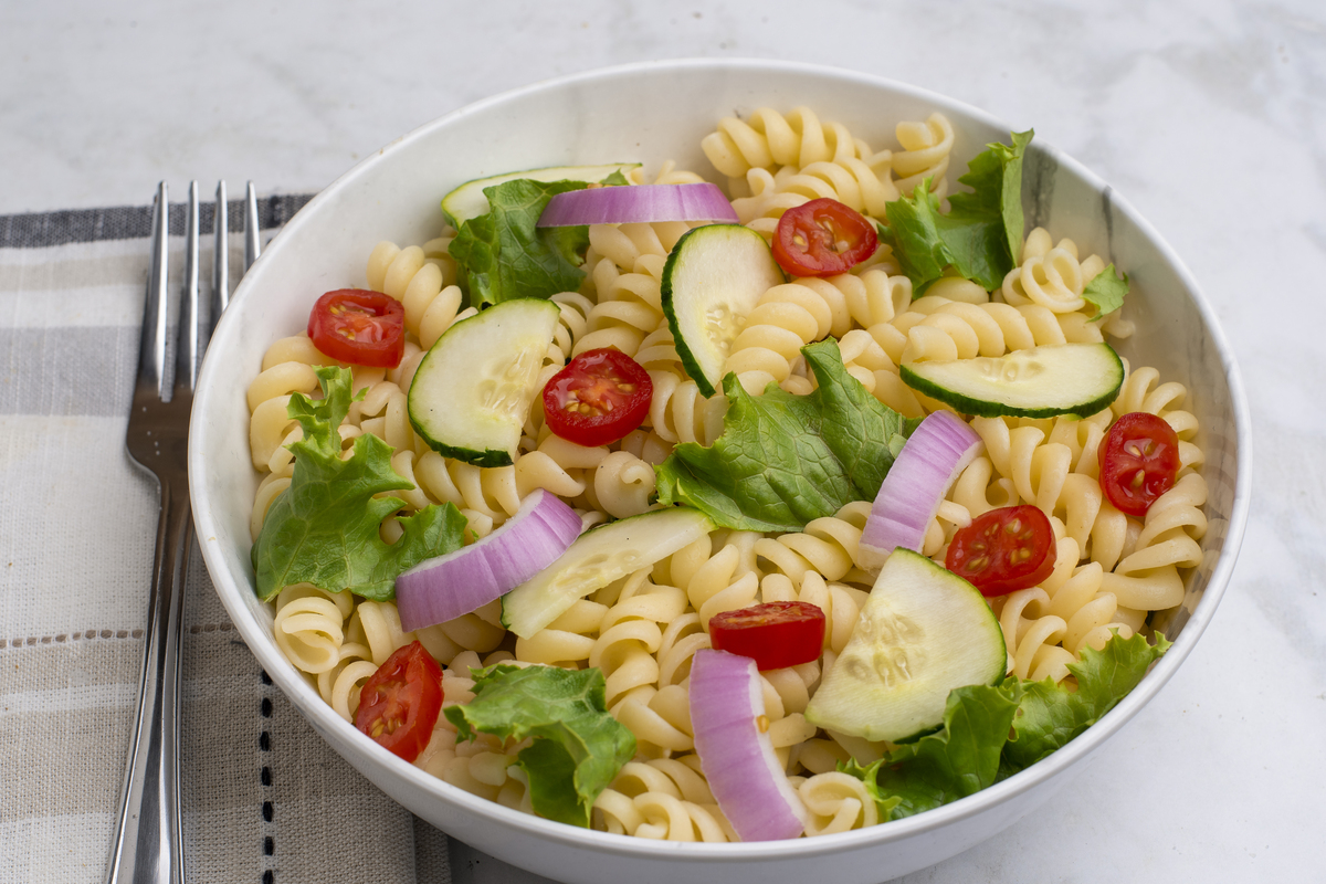 Go easy on the salad dressing 的中文意思是