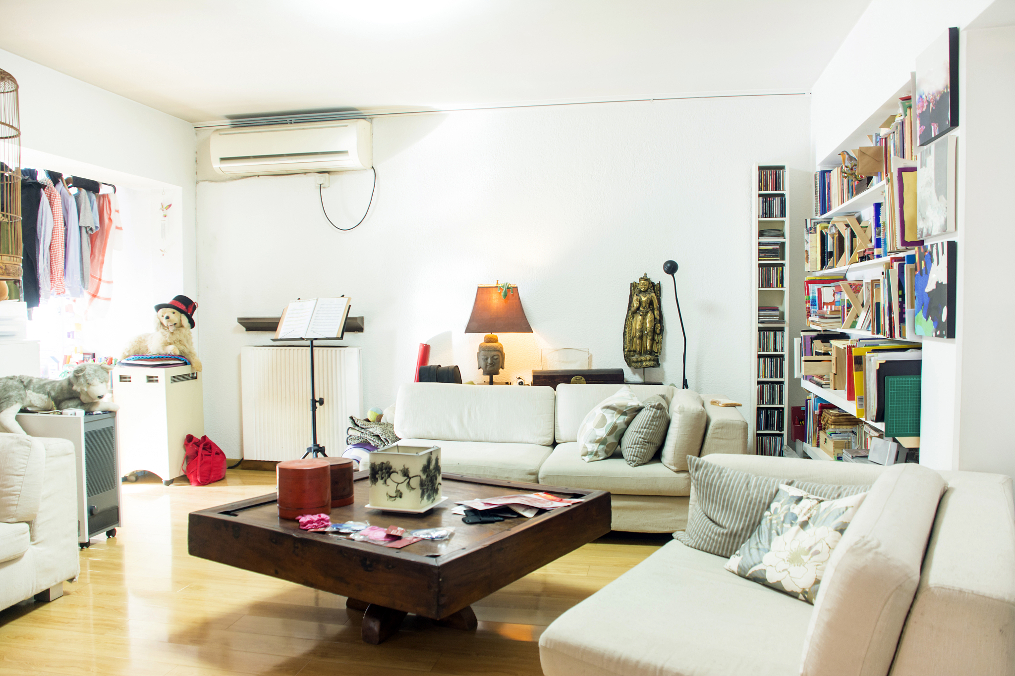 用英文写这篇论文的从《老友记》和《爱情公寓》中看中美幽默的表达差异分的第一部分尽量长一点严谨一点第一部分标题如下22 Love Apartment221 Cultural References and Wordplay222 Satire and Irony223 Visual Gags and Physical Comedy