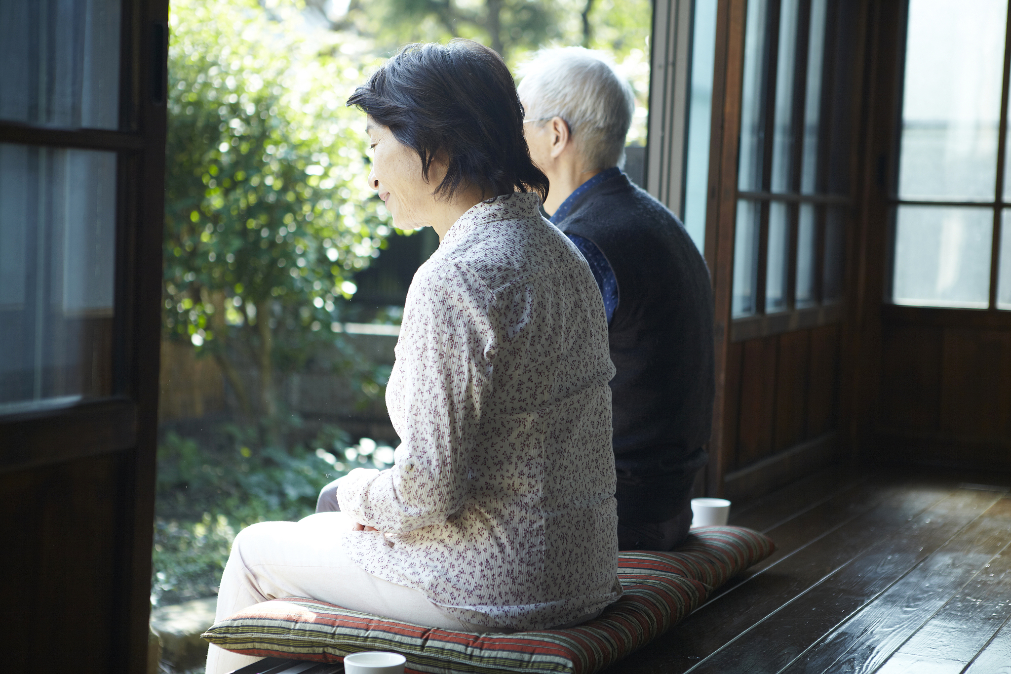 请描写一下老婆婆带着回忆的口吻和年轻人讲述自己的老伴去世并继承了他的神社职位的画面