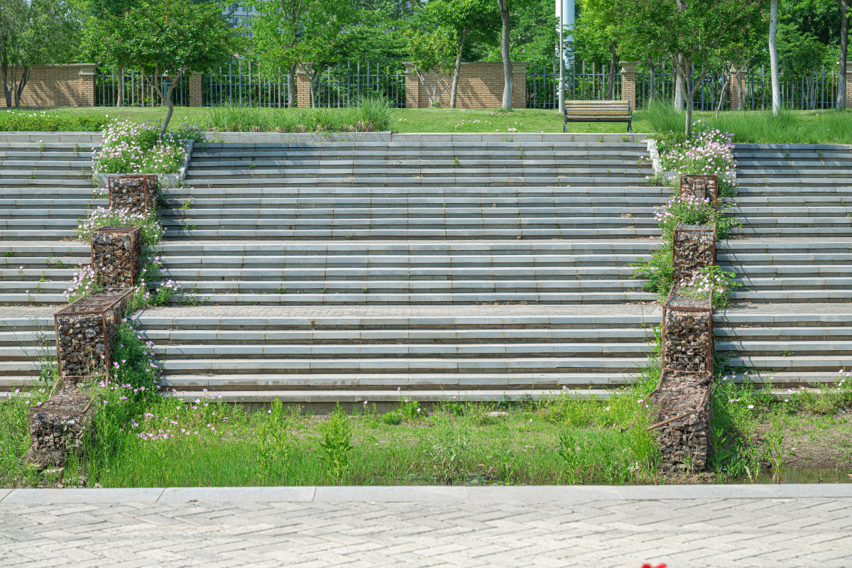 台阶下：建筑、景观与象征意义 - 解读台阶下方的含义