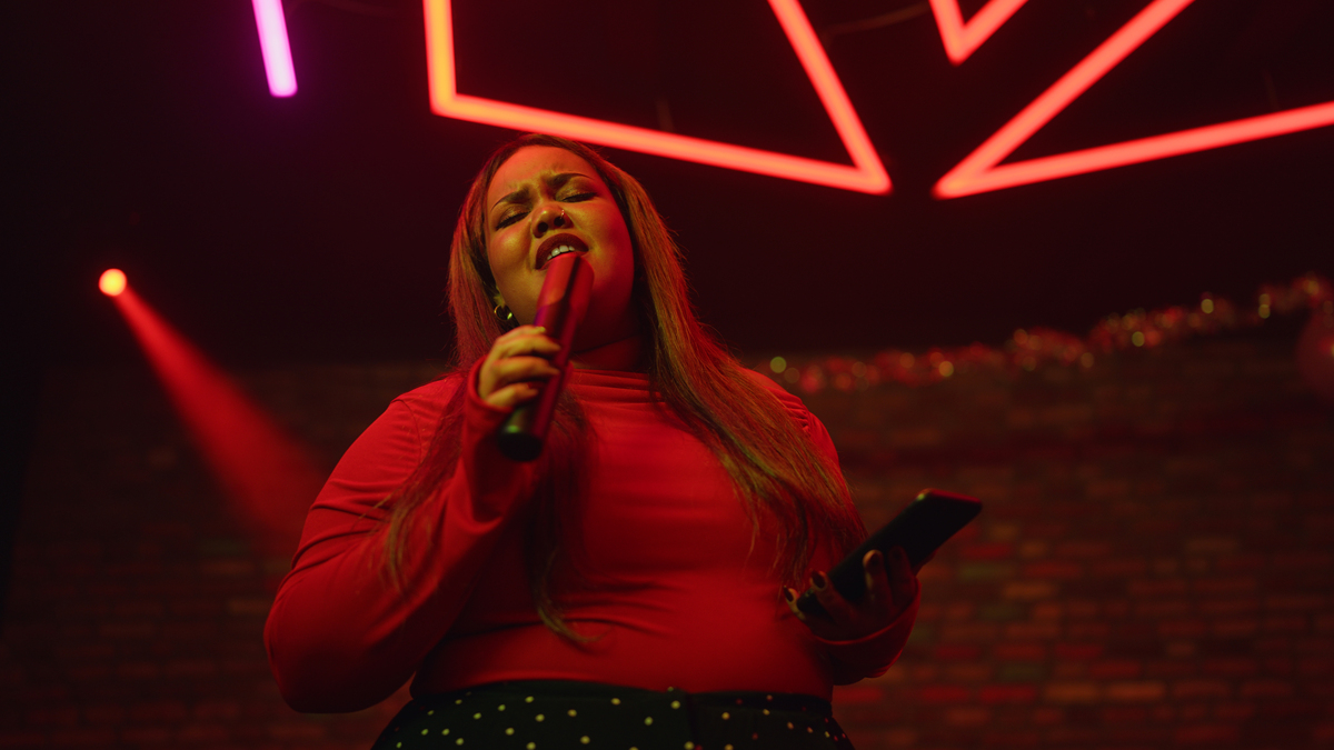 帮我生成一份名为Athena的dj开场介绍英文