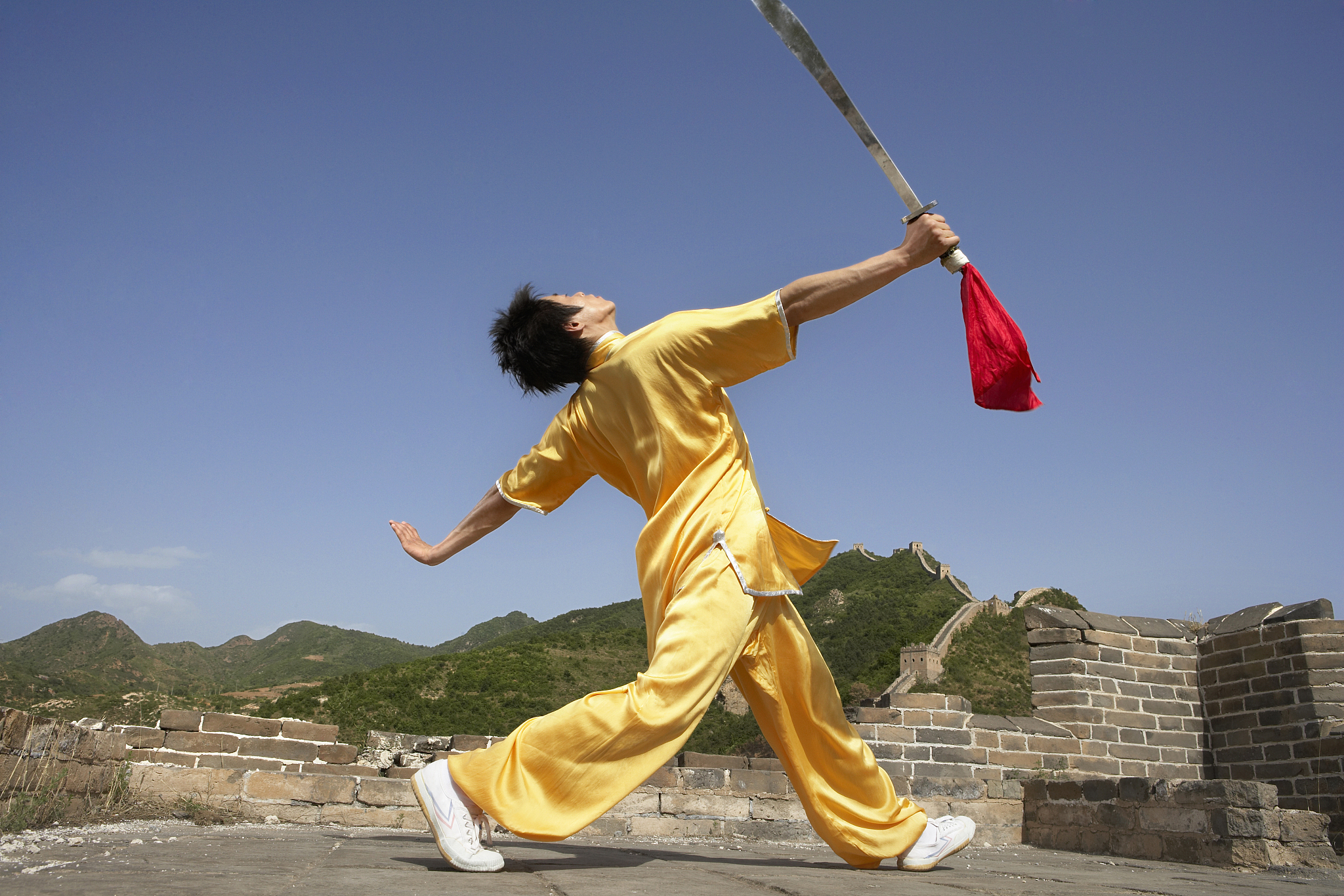 年轻男子在长城表演武术