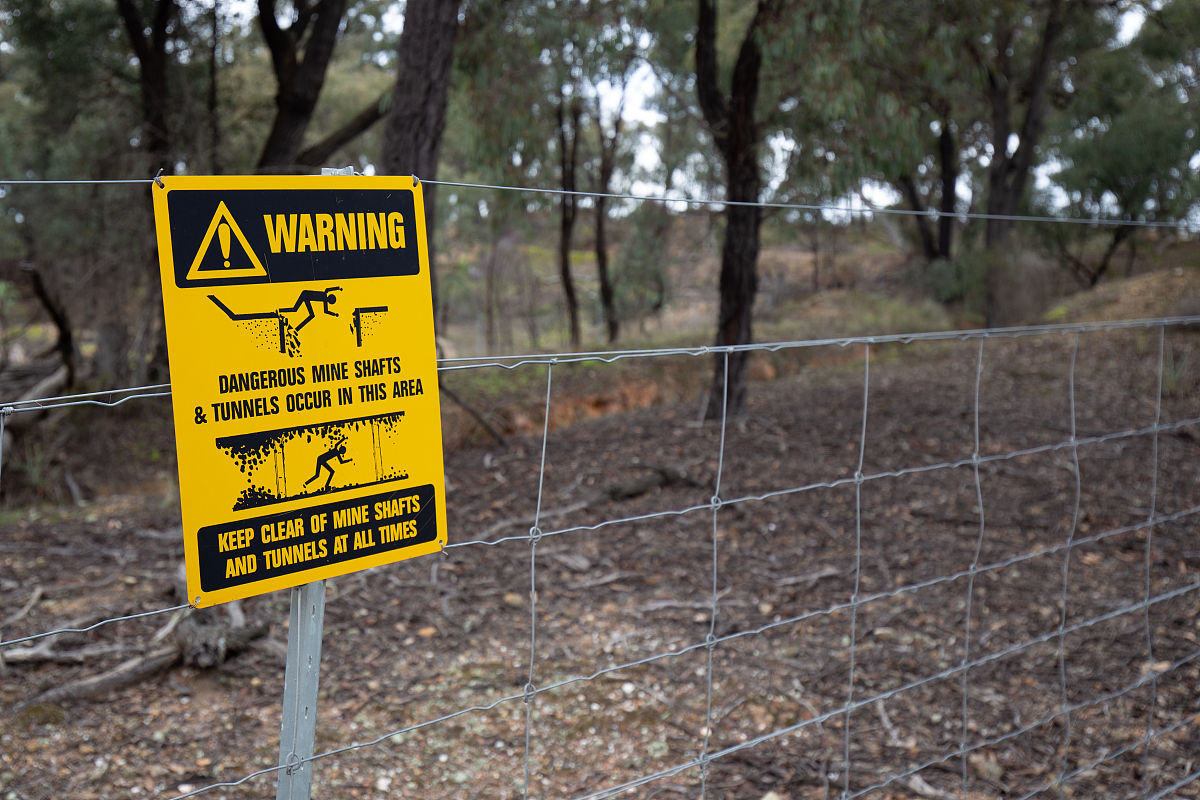 拣货区缺乏明显的安全标示和警示标志治理措施