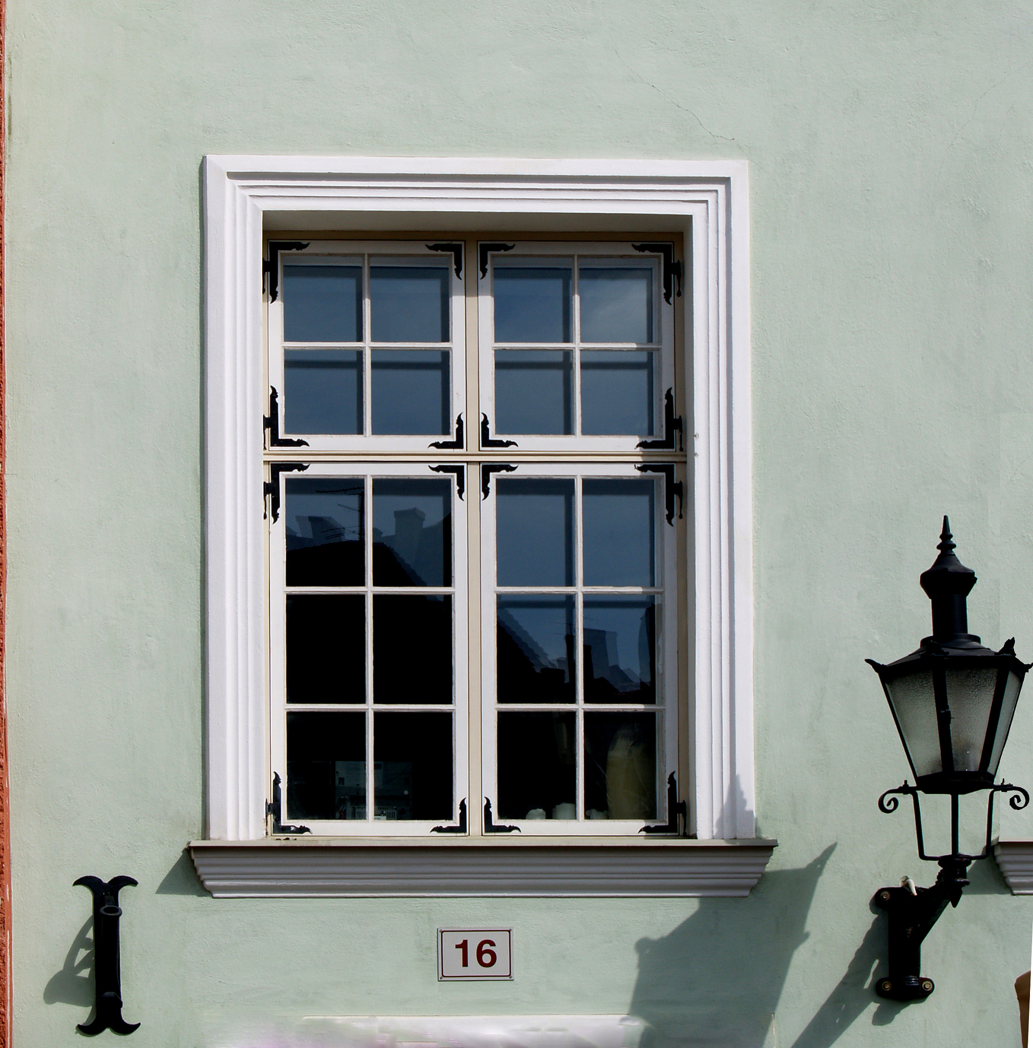 Translate to traditional chineseWindows of the property comprise of original uPVC construction with double glazed units to whichall are generally of a good condition Where testing was possible interna