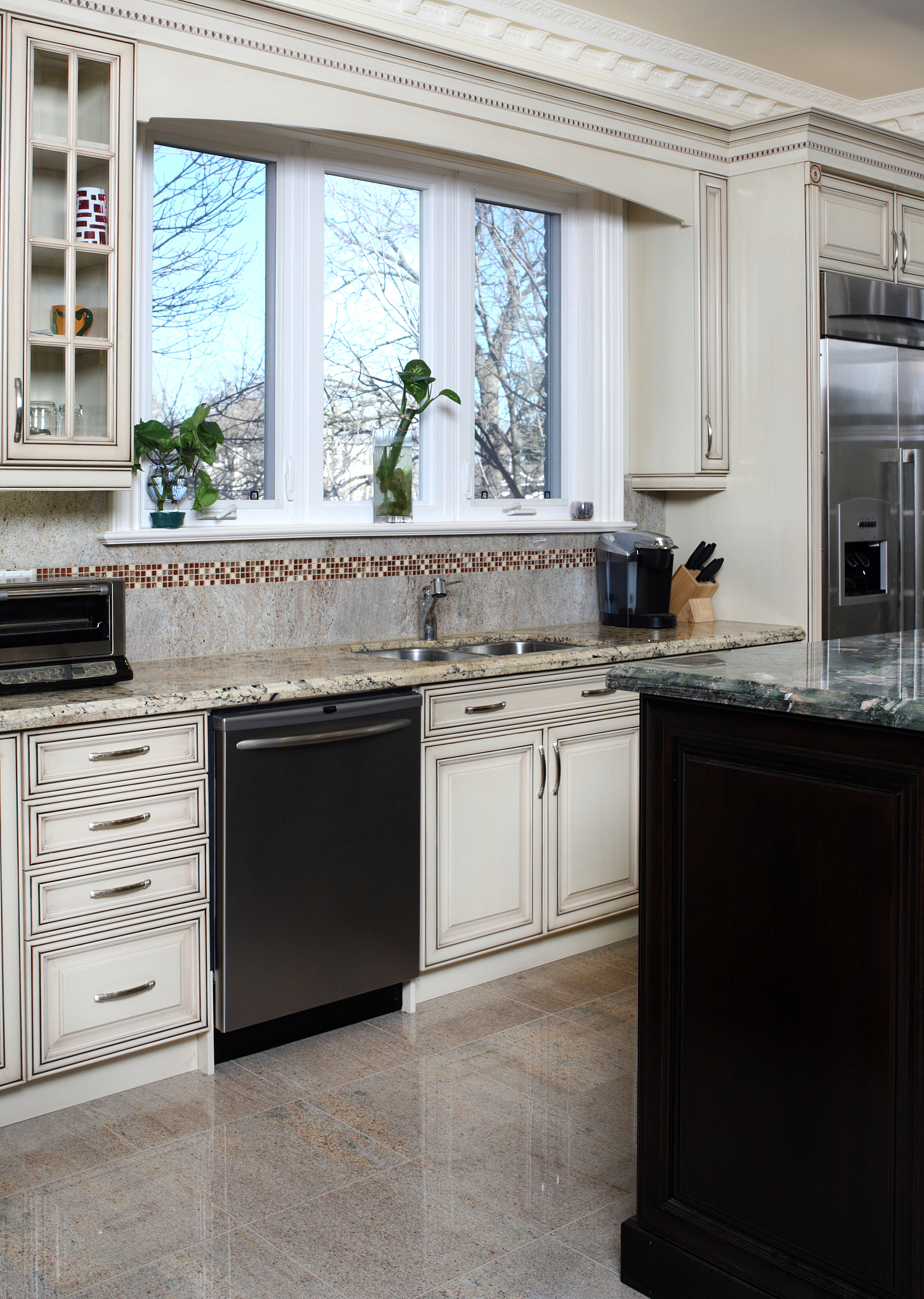 中旭石英石中旭石英石是一种高品质的人造石材由天然石英砂和高分子树脂等原材料经过特殊工艺制作而成。其具有很好的耐磨性、耐腐蚀性、抗冲击性和高温耐性等特点同时还具有石材天然纹理的美感和无缝接缝的优点因此被广泛应用于厨房台面、洗手盆、淋浴房、墙面等装饰领域。中旭石英石具有多种颜色和纹理可供选择可以满足不同客户的需求。台州中旭石英石