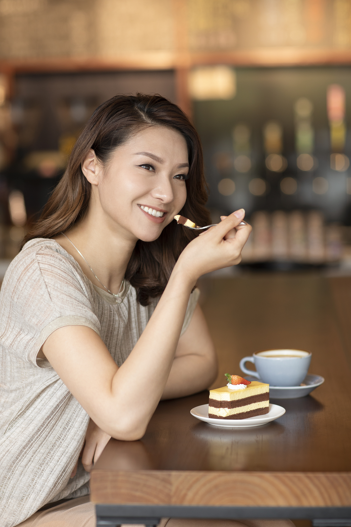 优雅女士在咖啡店喝下午茶
