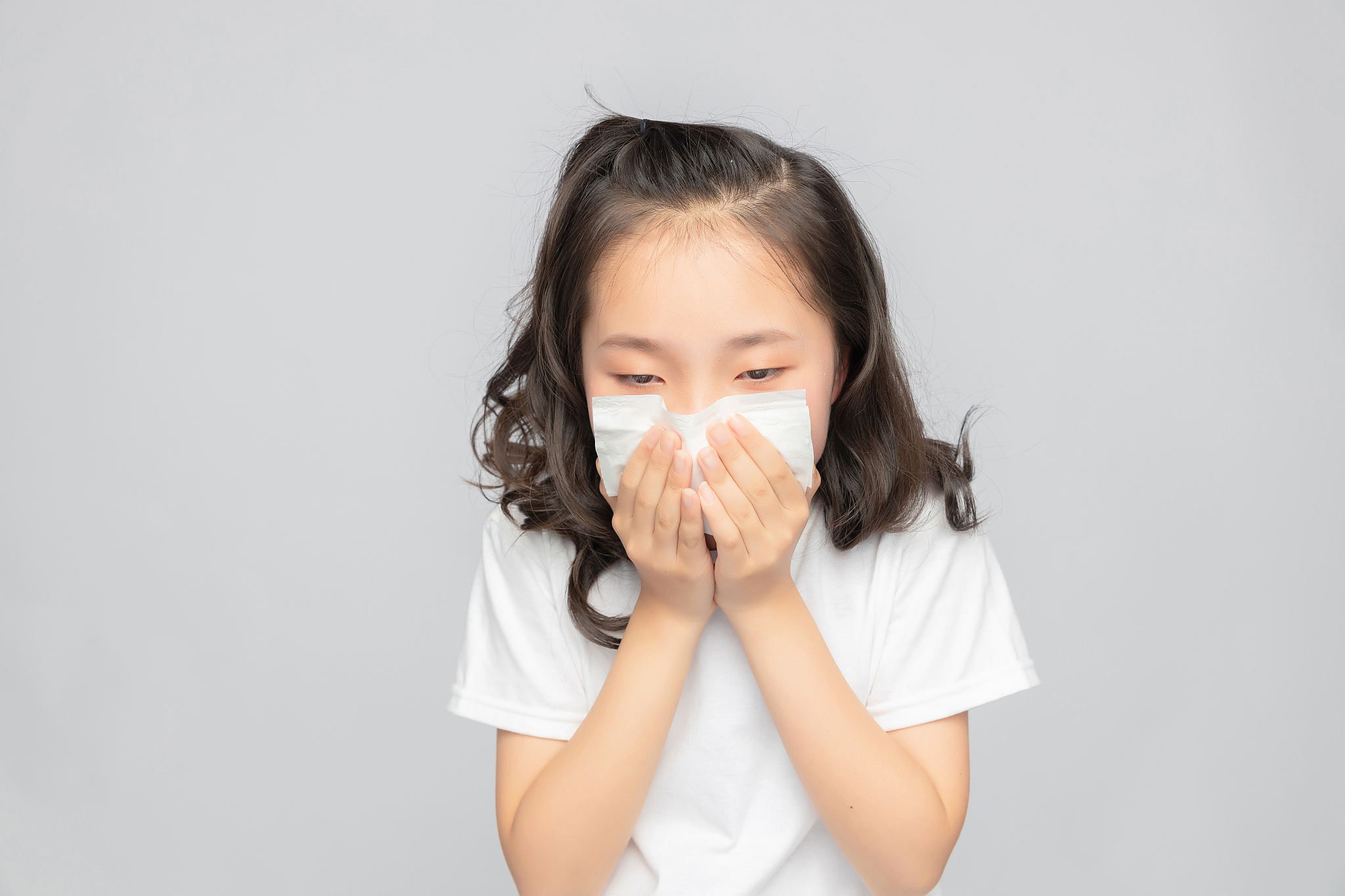 灰色背景里的亚洲小学女生