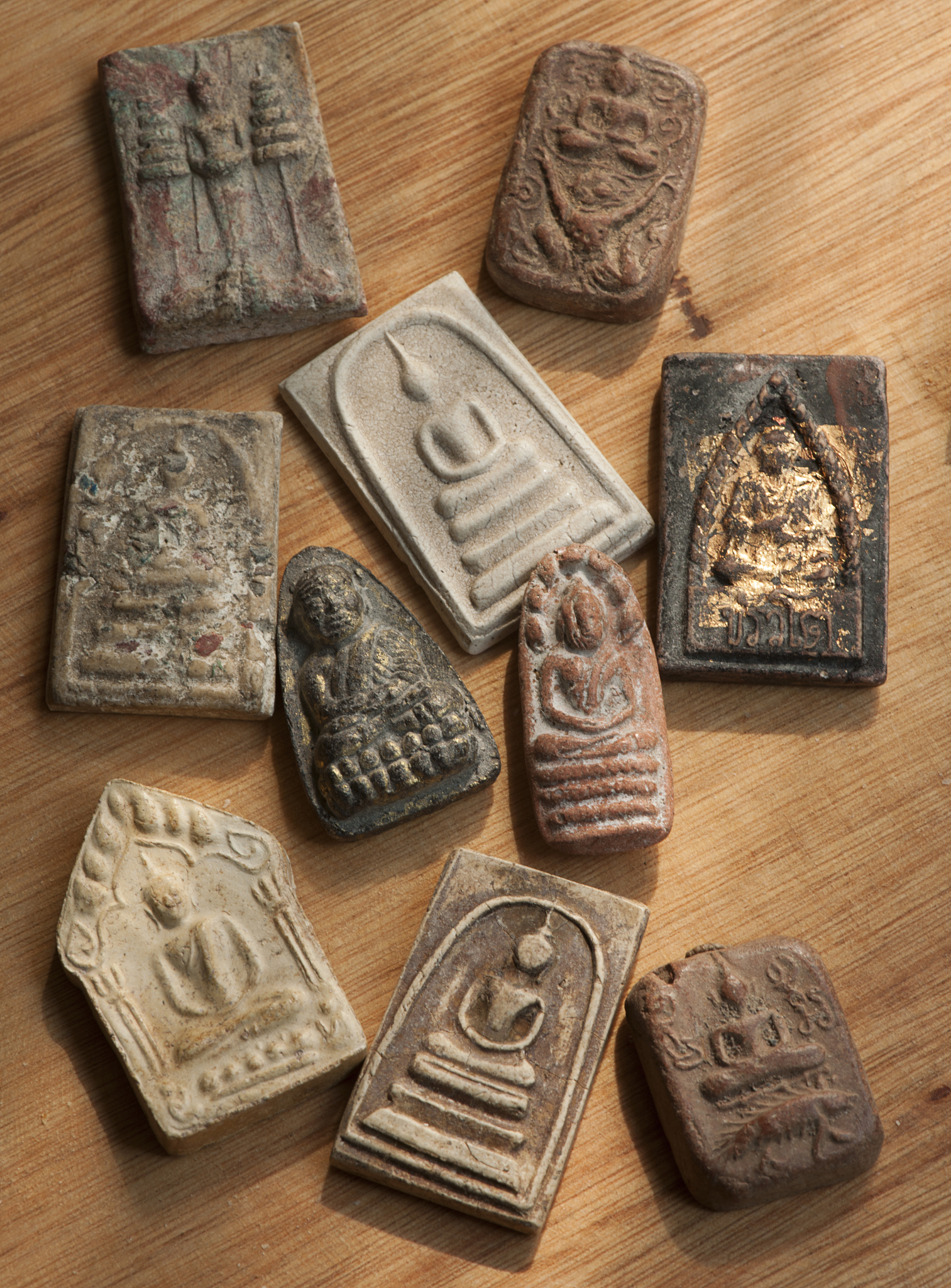 泰国的牌如果父亲去世后能戴吗帮我用200字详细描述