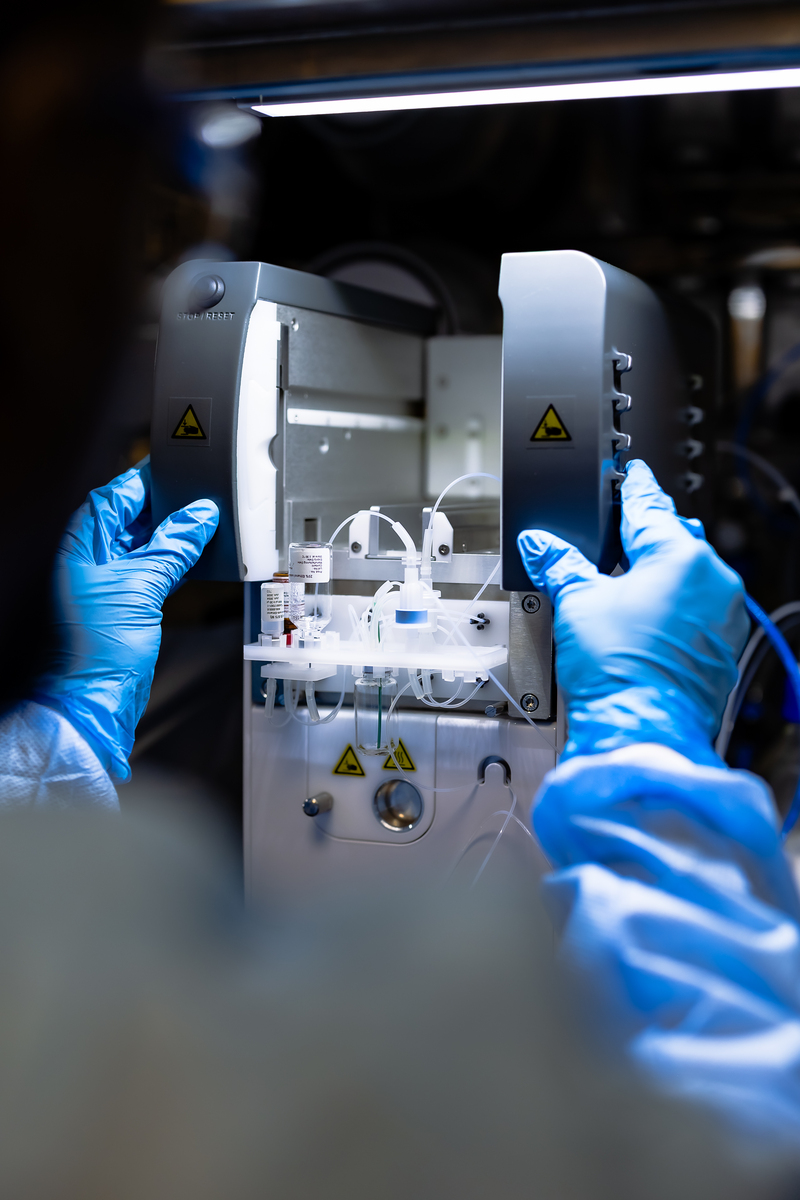 完成一份设计方案书按项目名称、项目型号、产品规格、功能描述、硬件特点、软件功能、主体功能框架、模块功能撰写内容尽量详细每个环节不少于300字内容为：基于透明质酸结合蛋白的工业用免疫传感器能够实现透明质酸生产的全程监控并接入自动化控制系统实现智慧工厂