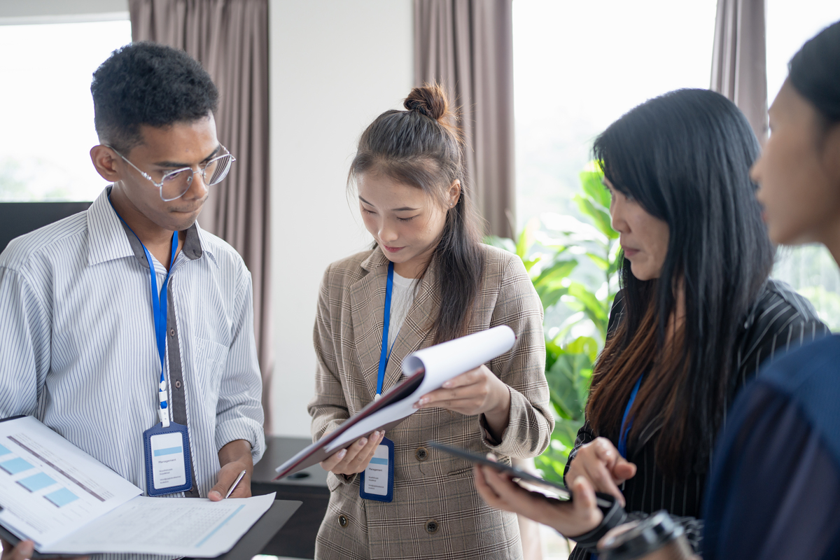 大学毕业生就业难 专业技能生广受追捧