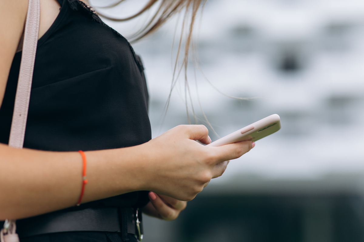 别一直盯着手机！