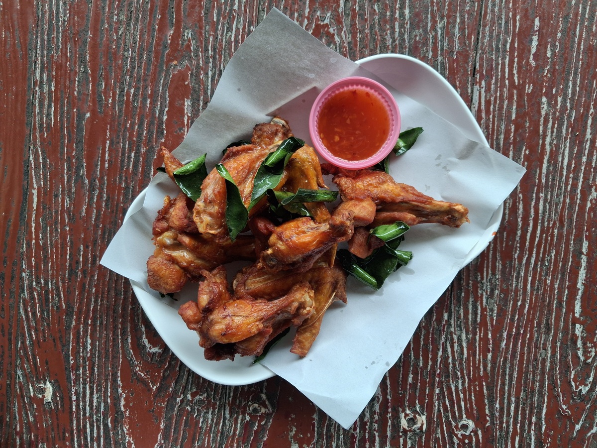 请根据以下模板写一份相似的文案使其更有画面感食欲感更加诱惑力文字数量大致相同：每次朋友来我家都点名要吃我做的无骨酸辣柠