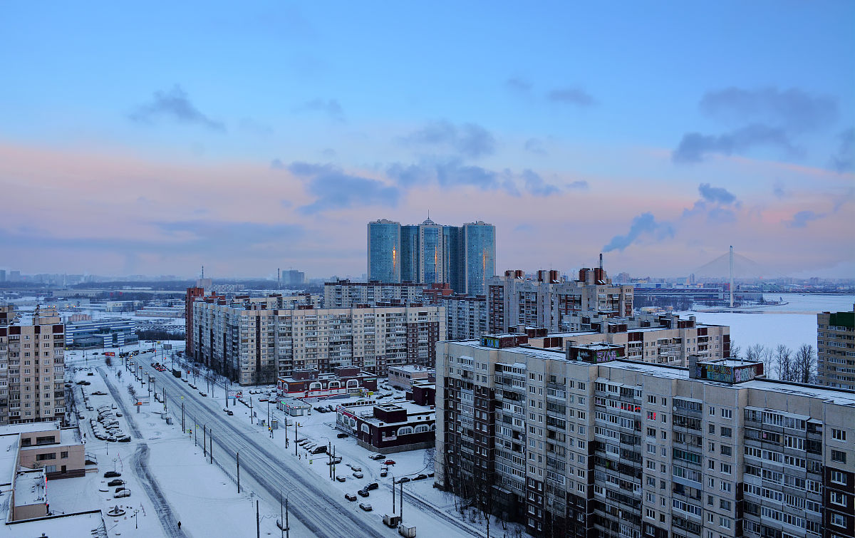 从住宅的屋顶上看到的风景,位于圣彼得堡居民区的大街上.