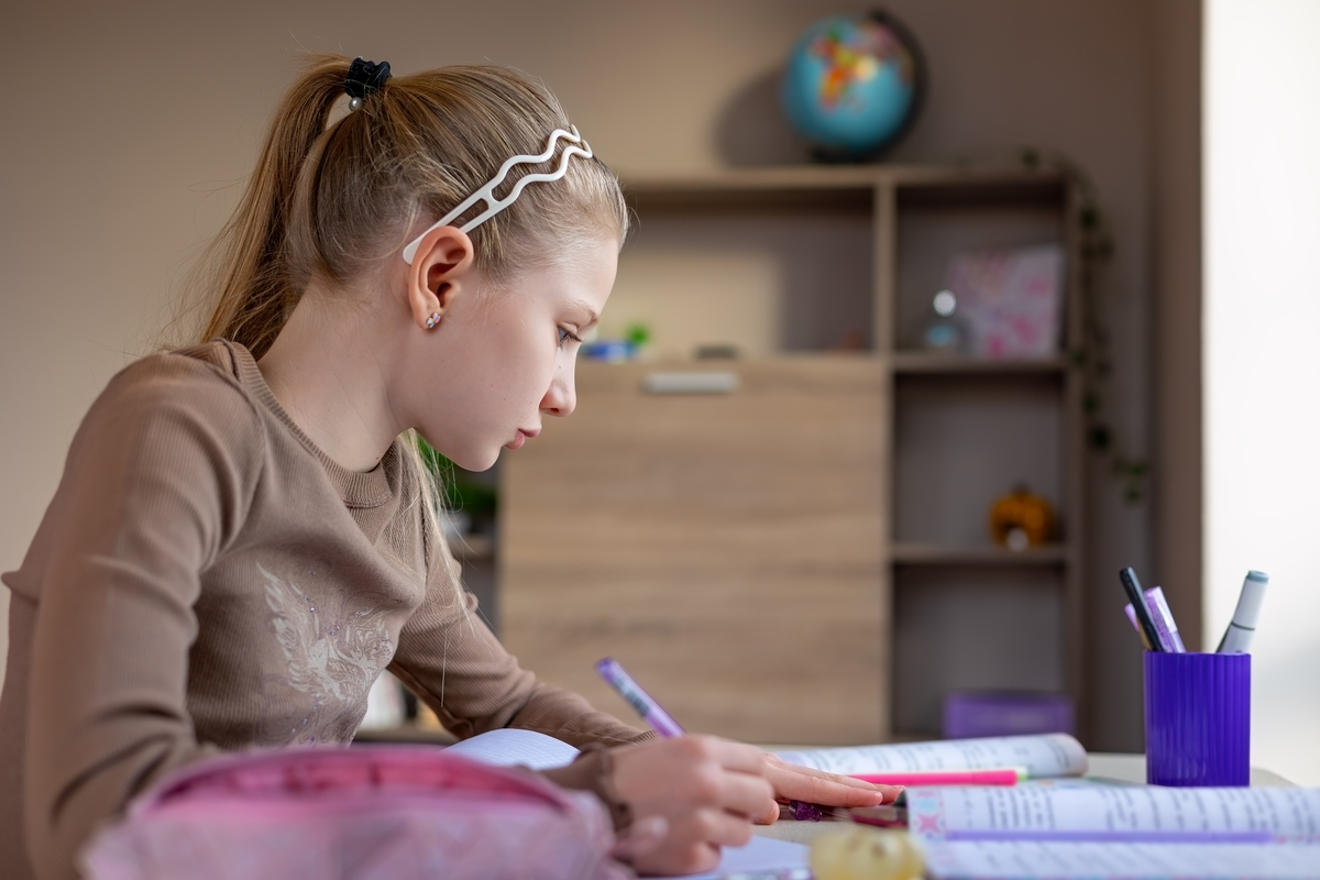 孩子写作业趴桌子怎么办？5个问题帮你找到解决方法