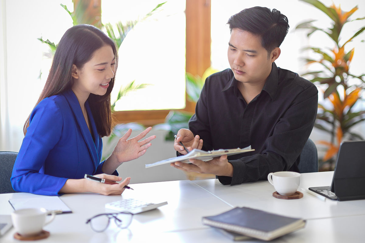 请为基于大模型的农作物疾病诊断和知识问答系统写一段专业商业计划书的未来展望预计未来3-5年项目能做到什么程度？例如：收入、利润、市场占有率、产品升级、技术研发、专利获取等。