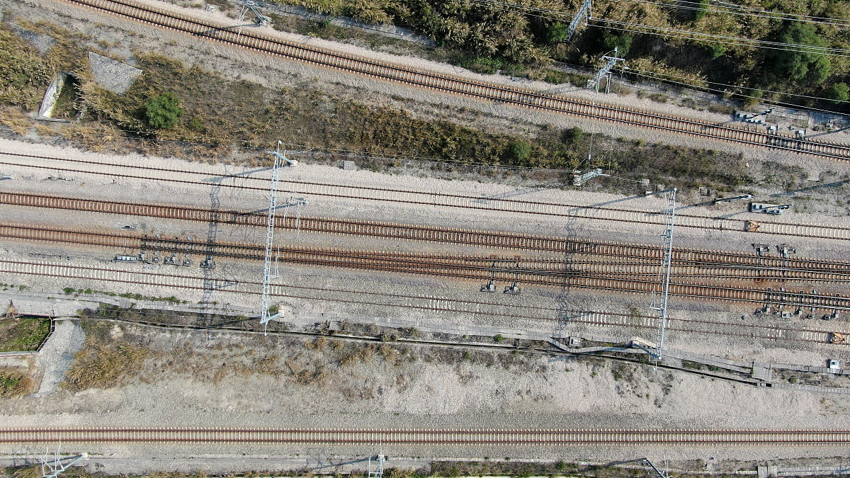 用不同的词语说后边这句话，土壤盐碱化对铁路、公路和混凝土建筑物的不可逆的破坏