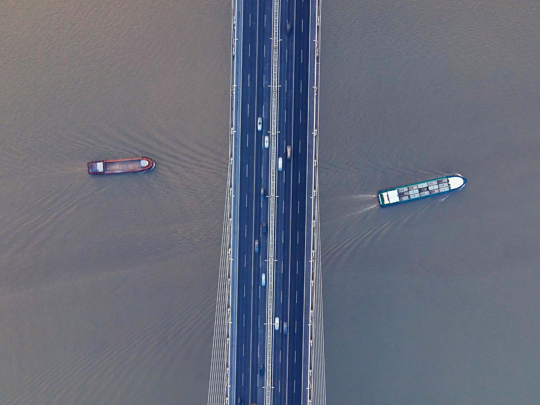 OpenCV赛道图片识别：距离、倾斜度、明暗度检测 Python 代码示例