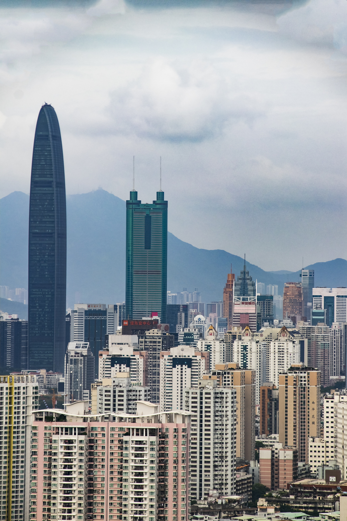 请说出深圳经济特区有关的广东现代化建设的历史事件的具体内容与意义