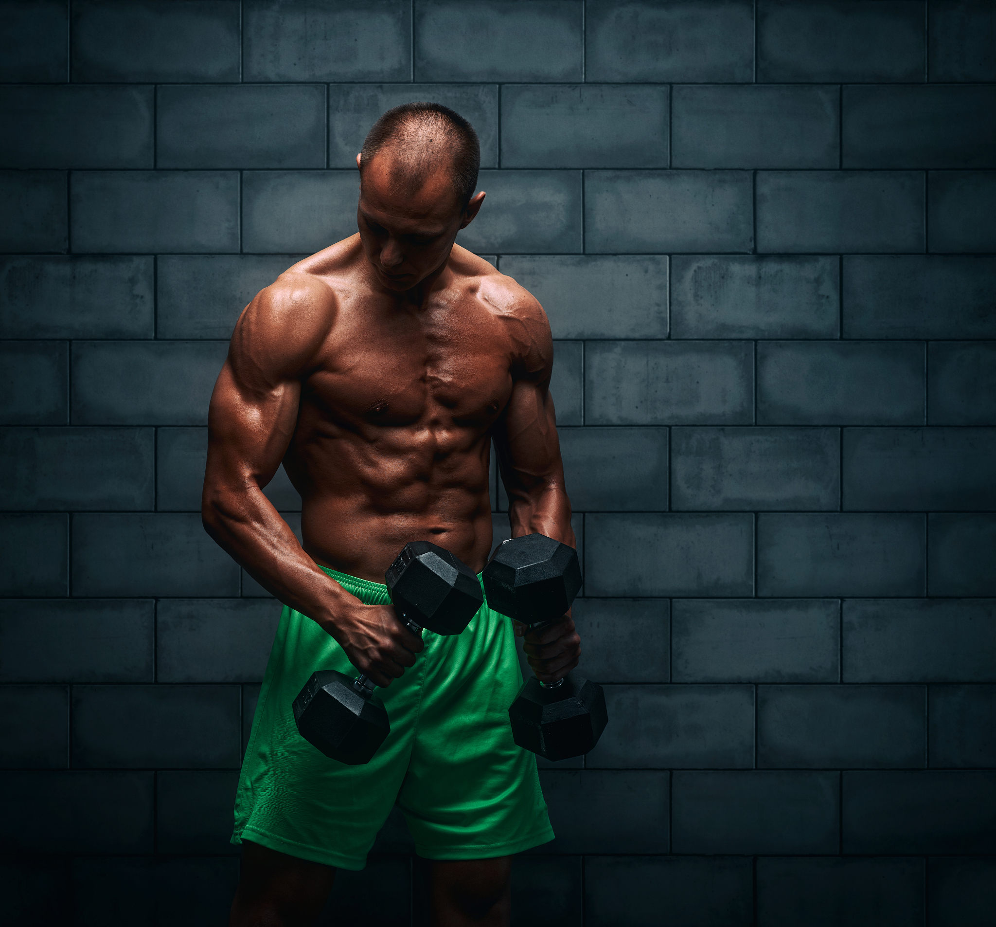 健身广告语：与熊的力量并肩作战，释放你的野性！