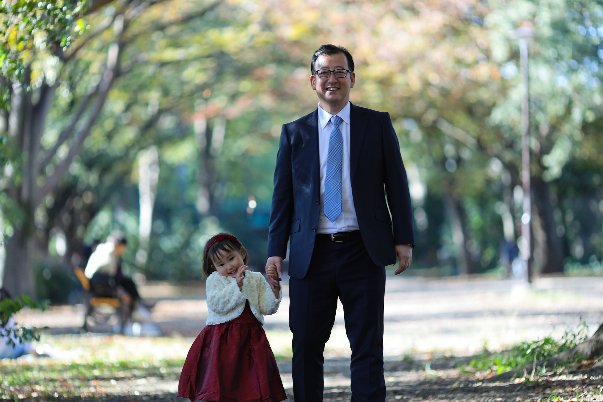 japanese parents with their daughter at shichi go san celebratio