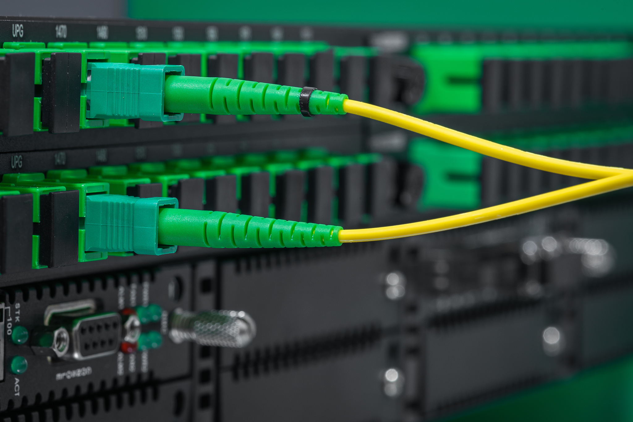 光纤机上Tx什么意思在光纤通信中Tx通常指的是传输端Transmit表示光纤机的发送端口用于将数据从光纤机发送到光纤网络中。rx什么意思在光纤通信中Rx通常指的是接收端Receive表示光纤机的接收端口用于接收光纤网络中的数据。fx什么意思在光纤通信中Fx通常指的是光纤类型表示光纤的材料为玻璃Glass或塑料Plastic。例如单模光纤的类型为G652多模光纤的类型为OM1、OM2、OM3等。Li