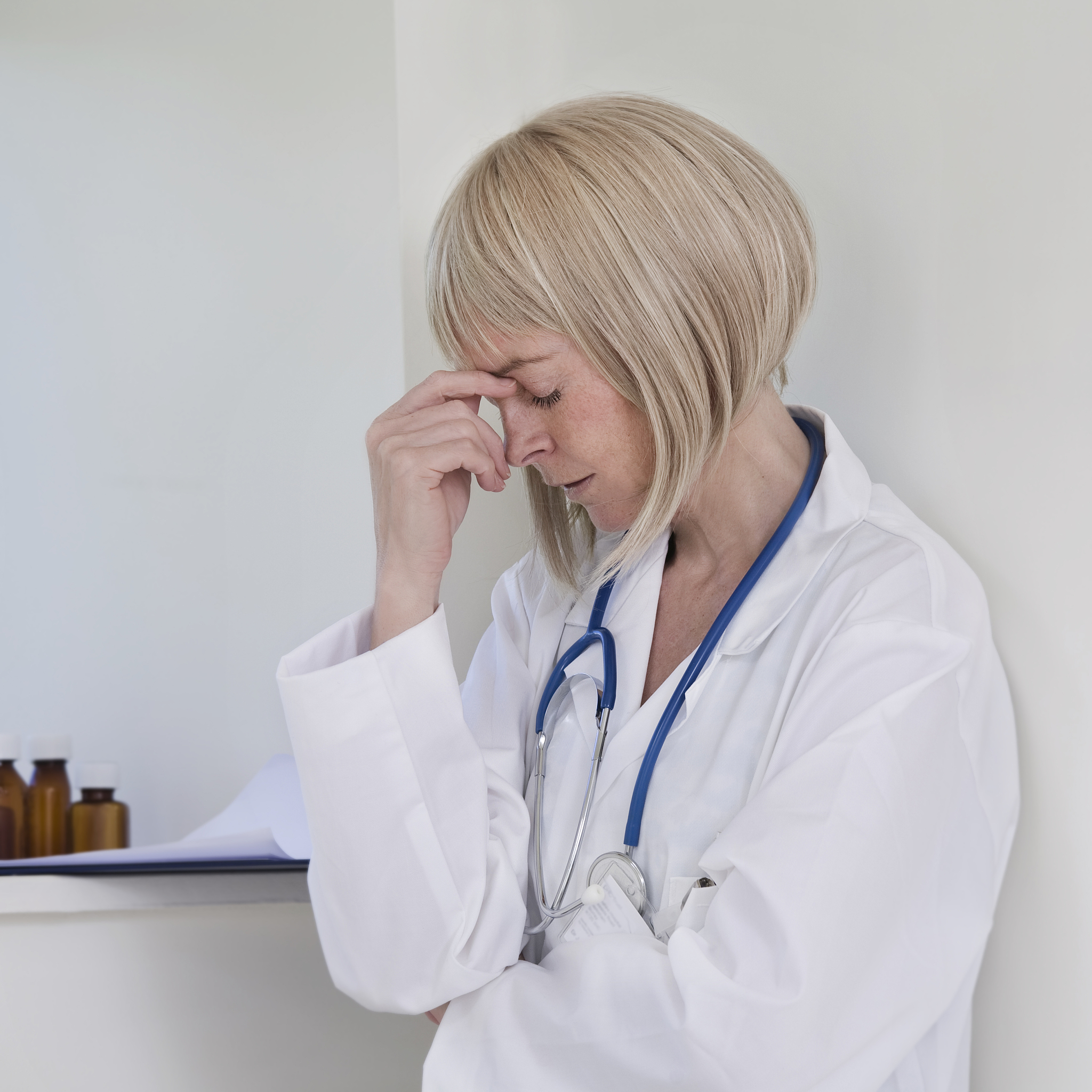 喉癌是一种常见的恶性肿瘤手术治疗是目前最有效的方法之一。然而手术前的焦虑、抑郁情绪和认知功能障碍可能会影响手术治疗的效果和病人的术后恢复。为了探讨护理干预对喉癌患者情绪与心理状态的影响一项研究选择了90例喉癌患者分为干预组和对照组。干预组接受护理干预包括心理护理、营养护理和疼痛管理等方面的支持和帮助。对照组则不接受任何干预。研究结果显示手术前焦虑、抑郁、认知功能在两组之间存在显著差异。干预组的焦虑