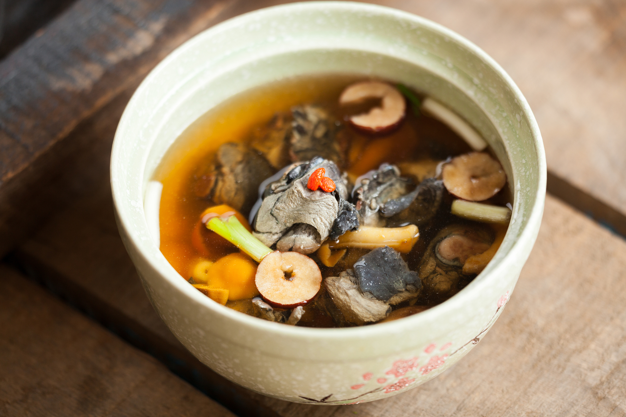 乌鸡炖汤的做法:补血养颜滋补身体 乌鸡炖汤的做法:补血养颜滋补身体