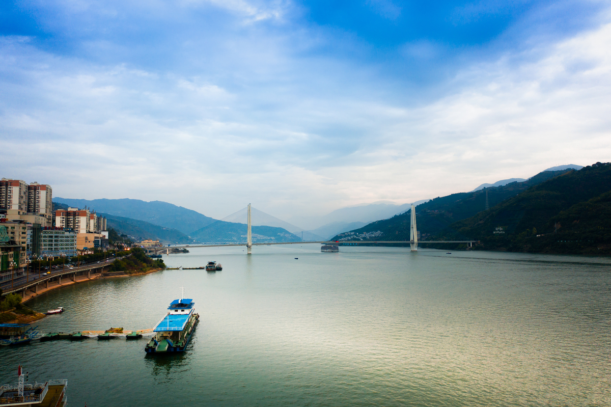 重庆旅游攻略：两江汇流、三峡夔门、鹅公岩大桥、洪崖洞