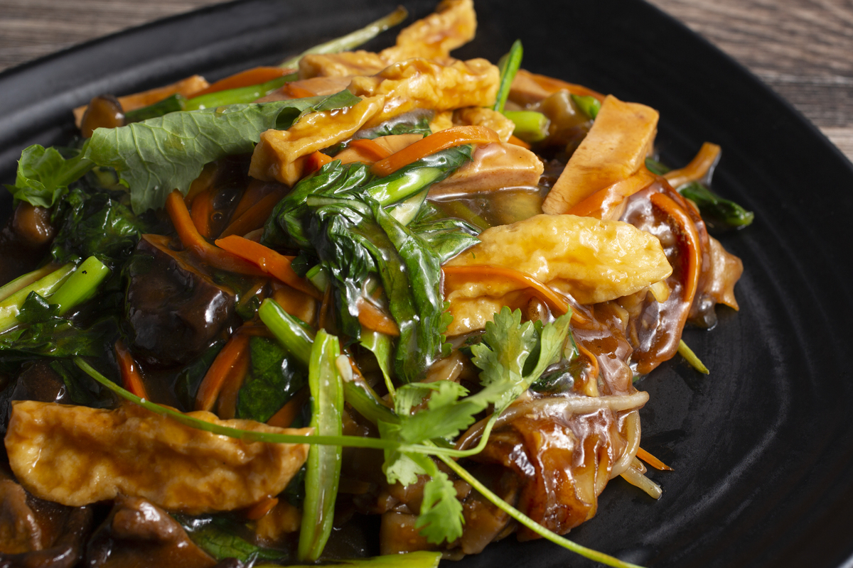 请根据以下模板写一份相似的文案描述更有画面感和诱惑力白话文文字数量大致相同：这个炎热的夏天谁能拒绝这盘低卡凉拌黄瓜黄瓜木耳清脆爽口鸡蛋腐竹入味好吃搭配起来味道真的是绝绝子好吃到连吃了一个星期都不腻配搭点你媳妇爱吃的黄瓜鸡蛋补充蛋白质猪耳朵花生米蒜末小米椒好吃的关键是这包凉拌汁用来做各种凉拌菜都非常好吃就这个凉拌黄瓜真的拯救了平时不爱吃蔬菜的姐妹而且做法还这么简单学会了记得点赞收藏做起来哦