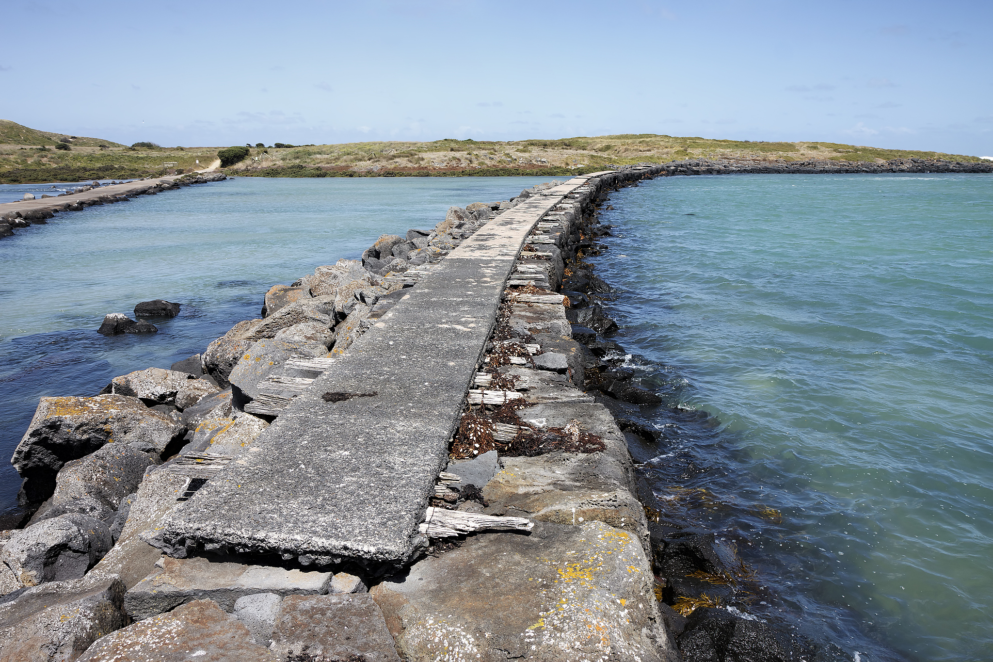 要求字数大于500字重点描写阶梯型堤防是如何消浪的拓写这句话：阶梯型堤防作为一种堤防形式其消浪效果也得到了广泛的认可。