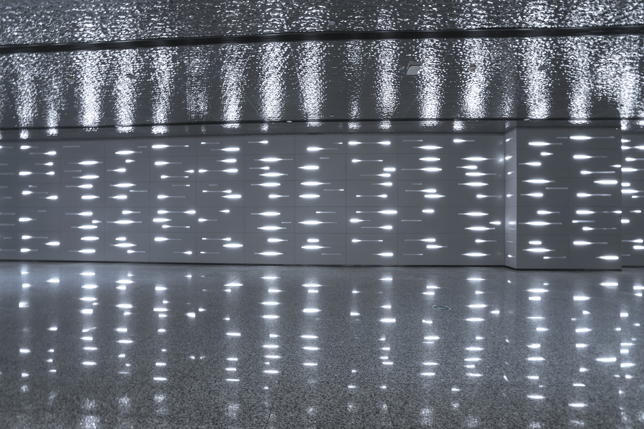 要求：根据下表的历史数据、结合时效性与运输工具装载量不考虑省一级分拨中心处理能力选择佛山市与珠三角各市之间的中转模式并设置相应的班车。佛山市分拨中心 2022 年第一季度发往珠三角各市快件量对比平均日到件地中转批次广州市深圳市东莞市江门市惠州市中山市珠海市肇庆市佛山禅城 1200 368 433 157 271 77 145 249 160 佛山禅城 1630 270 327 94 131 18