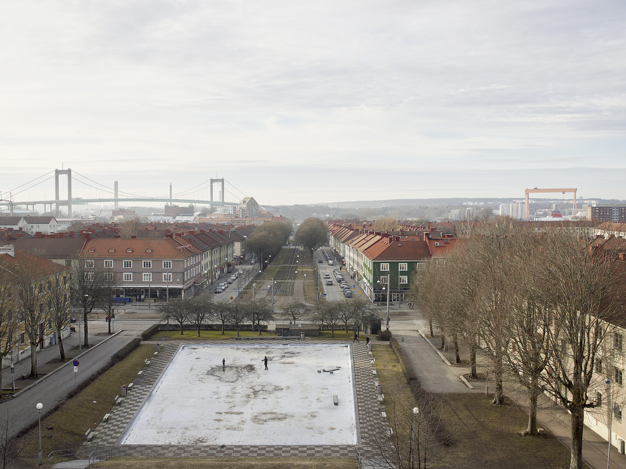 Yards squares government courtyards and parking lots in several cities of Henan are being used for drying wheat该句的主语是