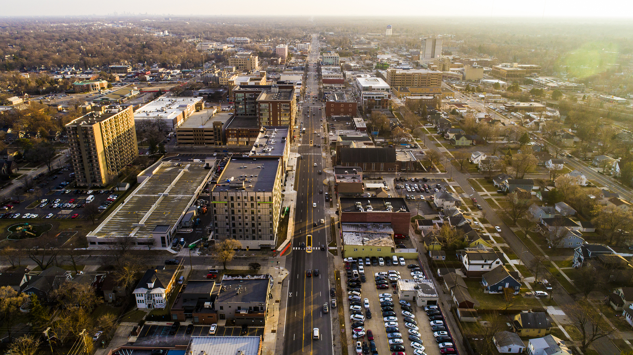 在美国，影响费是在颁发建筑许可证时收取还是在颁发建筑许可证之前收取？