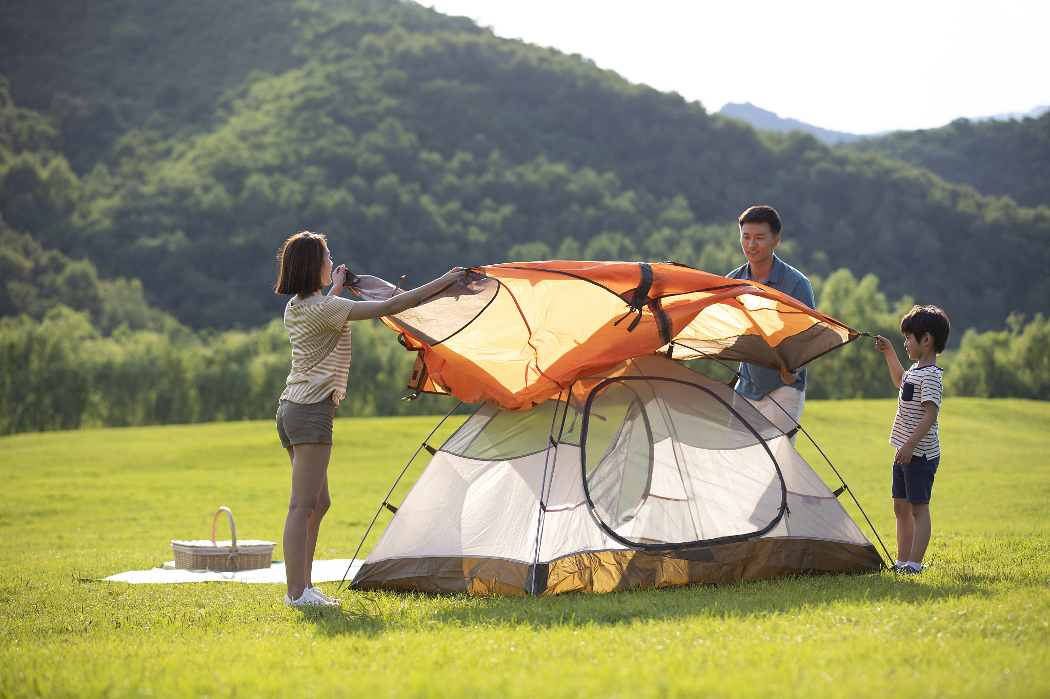 乐营硬件是露营活动中必不可少的物品我们的乐营产品包括集烧烤箱、餐桌、椅子于一体。扩展描述乐营 硬件
