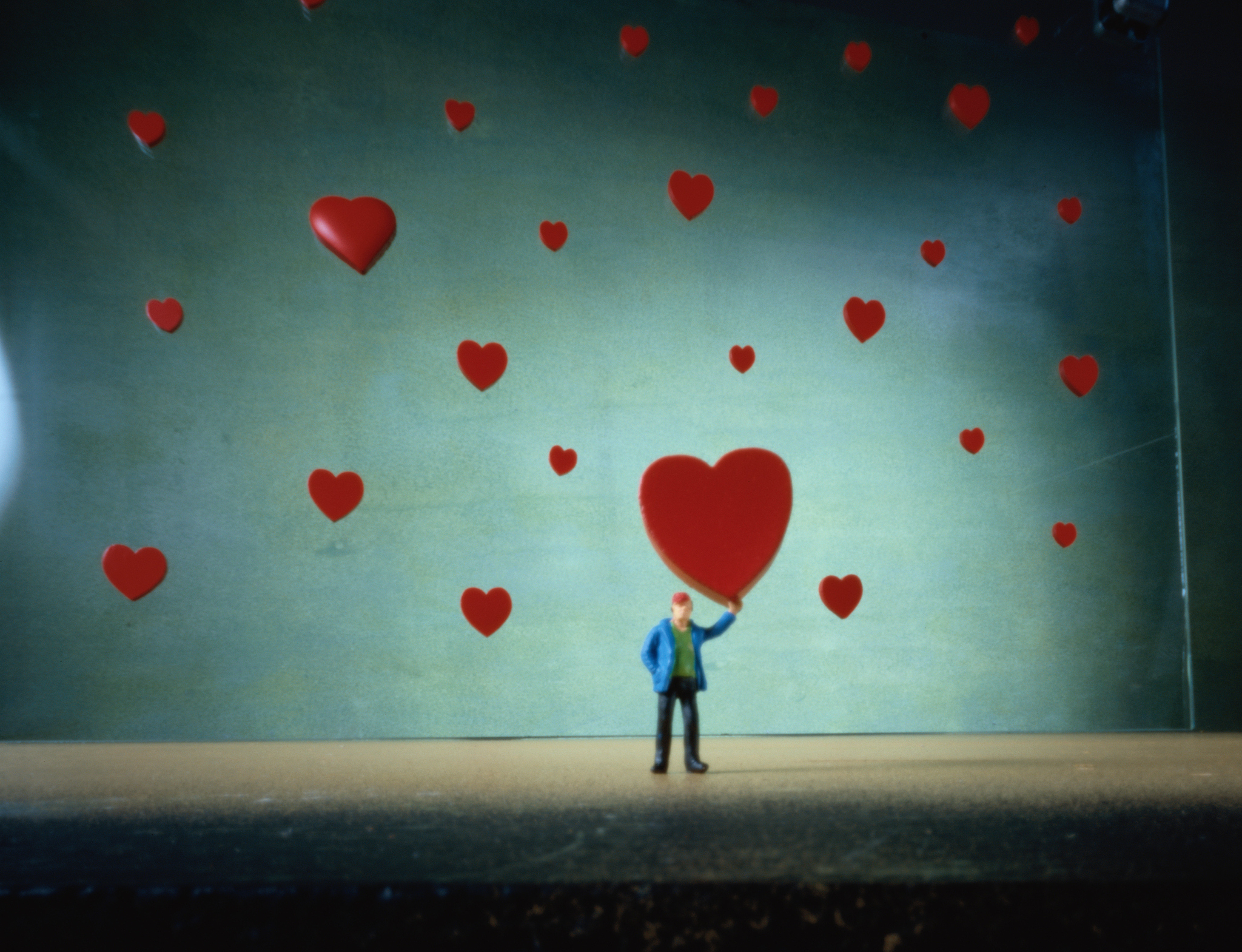 以迷失的感情：明知道没结果的感情还要走吗？为题写一篇1200字文章