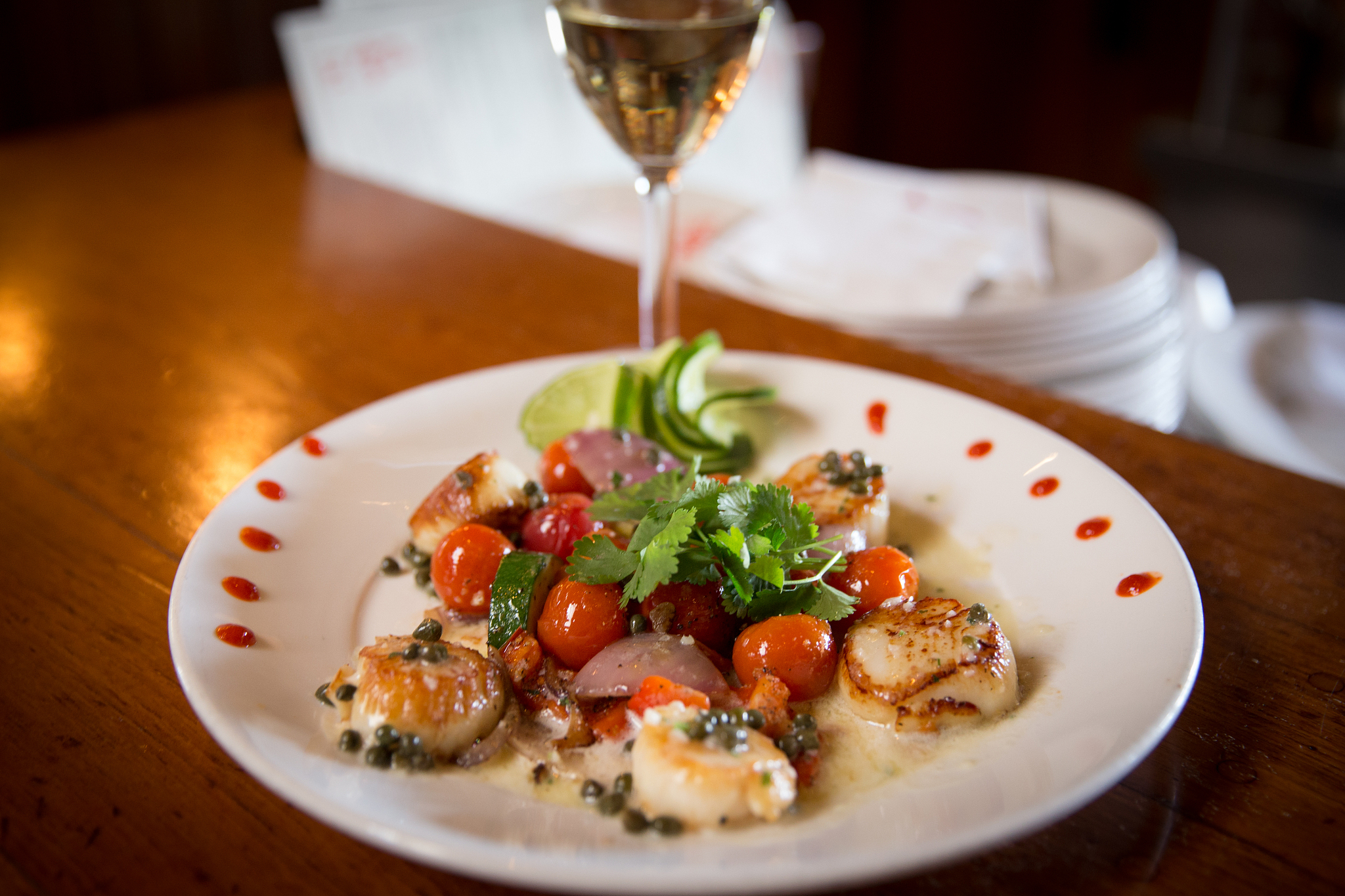 scallops served with tomatoes and wine