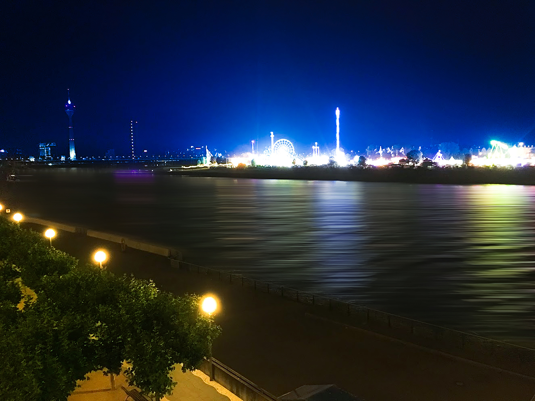 扮演一名音乐博主写篇1000字俄罗斯古典音乐是不是太通俗了？的文章要有和读者互动语句重新编写个标题