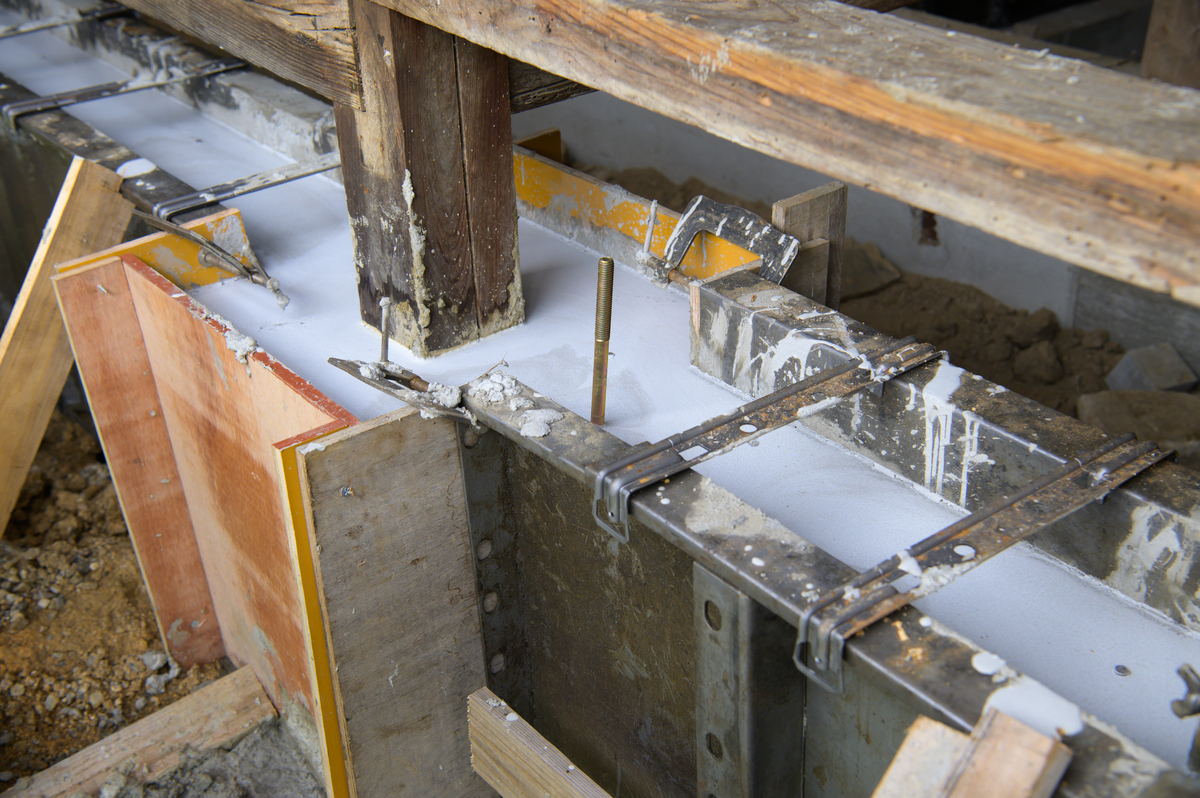 建筑模板表面修复装置导致模板固定不稳的危害