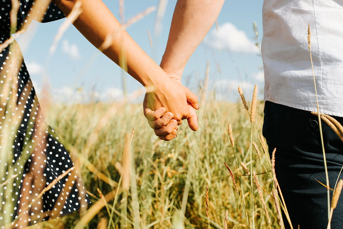 用例子解释概念：以‘爱情’为例